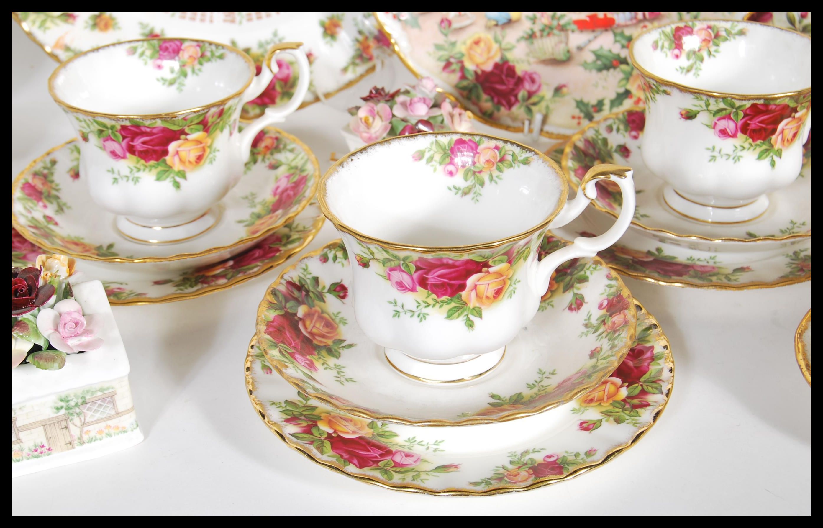 A Royal Albert Old Country Roses tea service consisting of cups, saucers, side plates, sugar bowl - Image 3 of 11