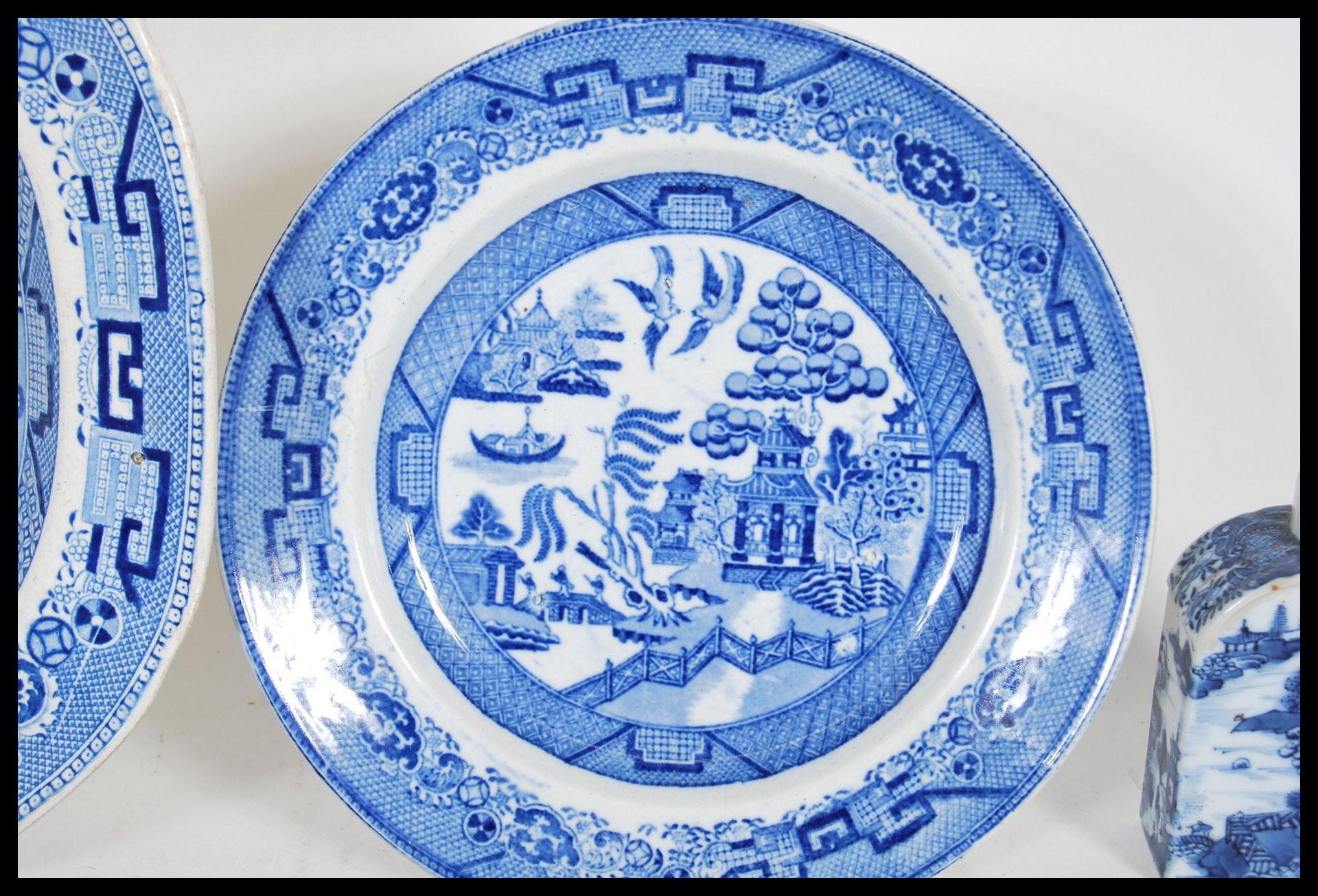 A group of 20th Century blue and white ceramic wares to include a Chinese inkwell having oriental - Bild 3 aus 9