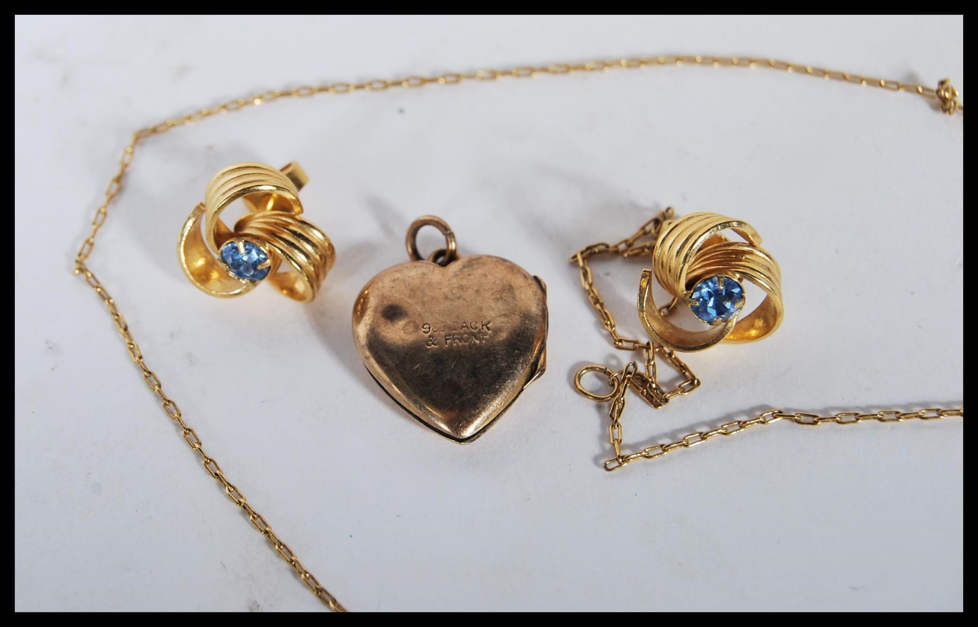 A selection of gold and yellow metal jewellery to include a stamped 9ct gold heart shaped locket, - Bild 5 aus 5