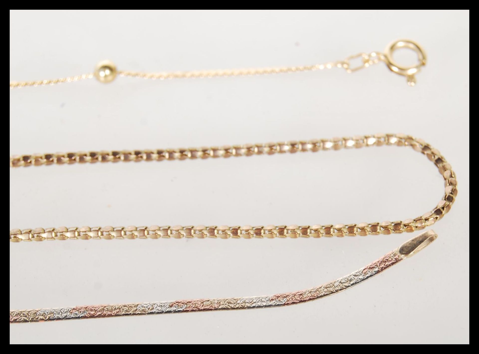 A selection of three 9ct gold jewellery items to include, a snake chain necklace having spring clasp - Bild 9 aus 9