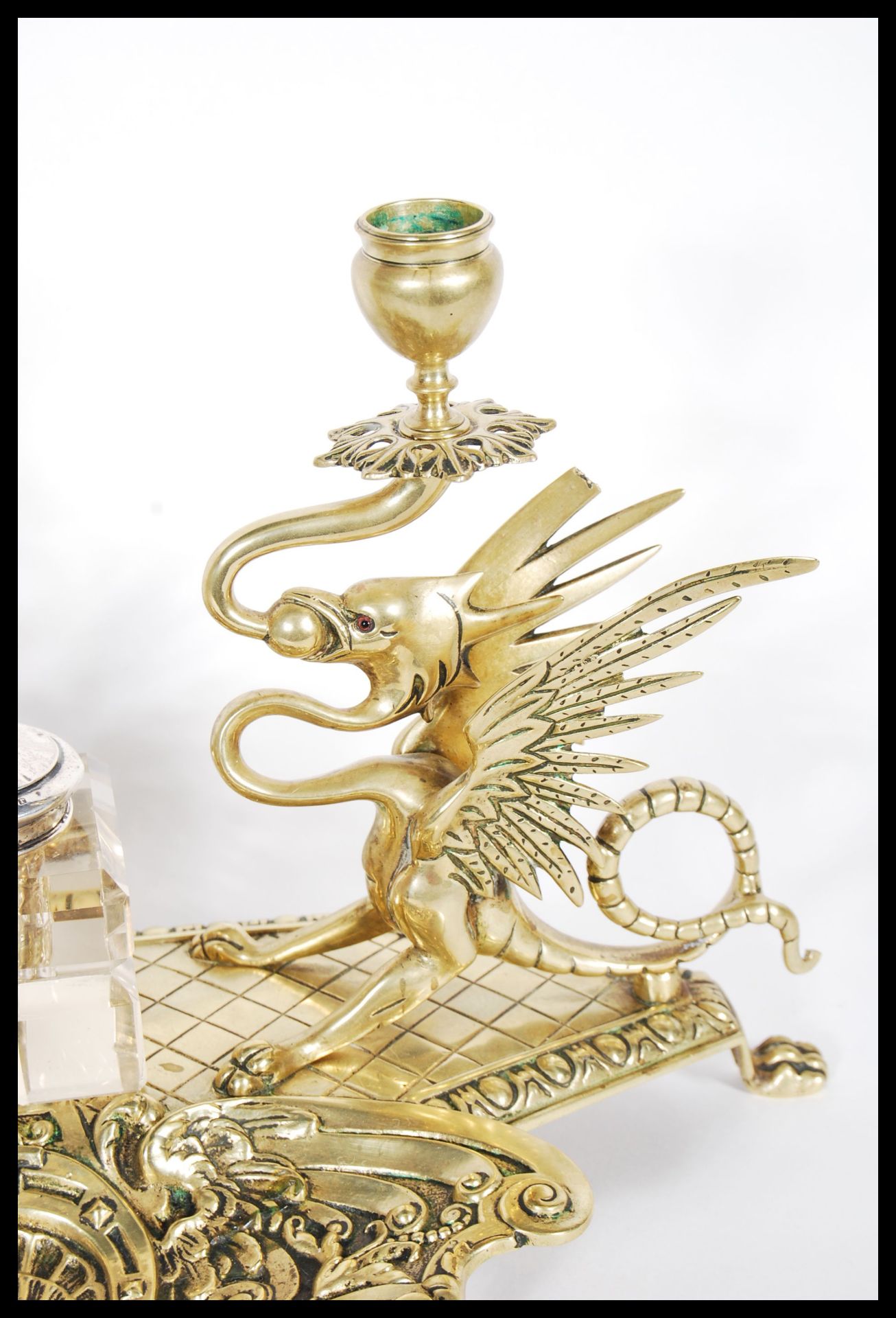 A 19th Century cast brass desk tidy / inkstand, with dual griffin sconces to both sides having glass - Bild 4 aus 10