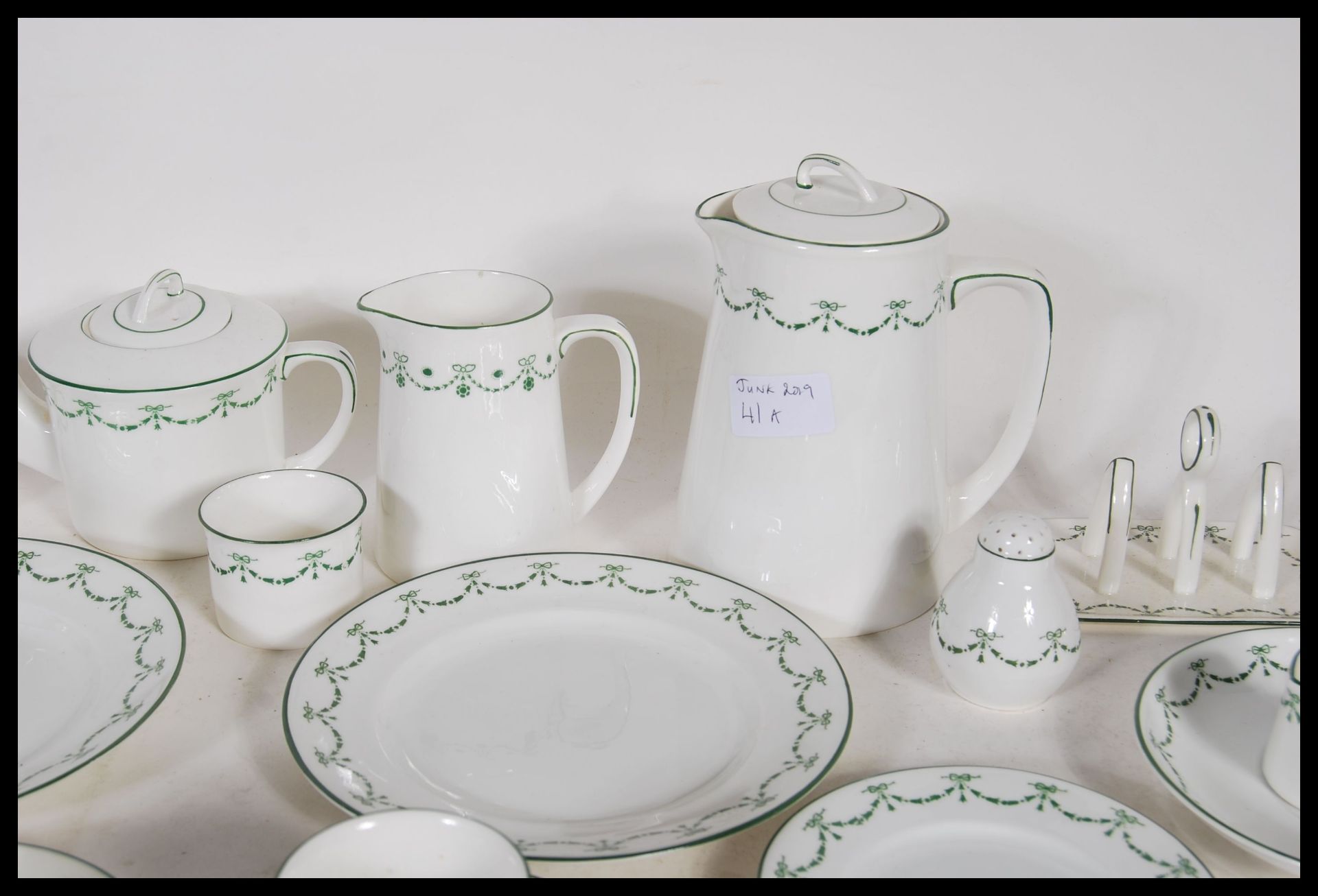 An early 20th Century Foley China breakfast service, pattern number 0387 decorated with green laurel - Bild 5 aus 8