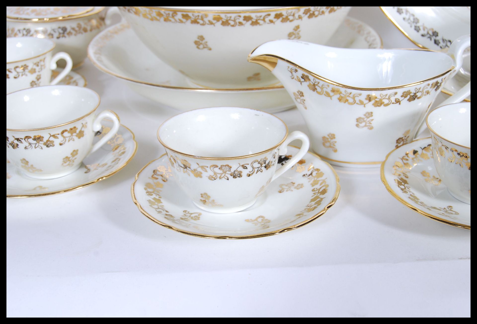 An extensive porcelain extensive Limoges Berry table service, decorated with applied gilt floral - Bild 4 aus 16