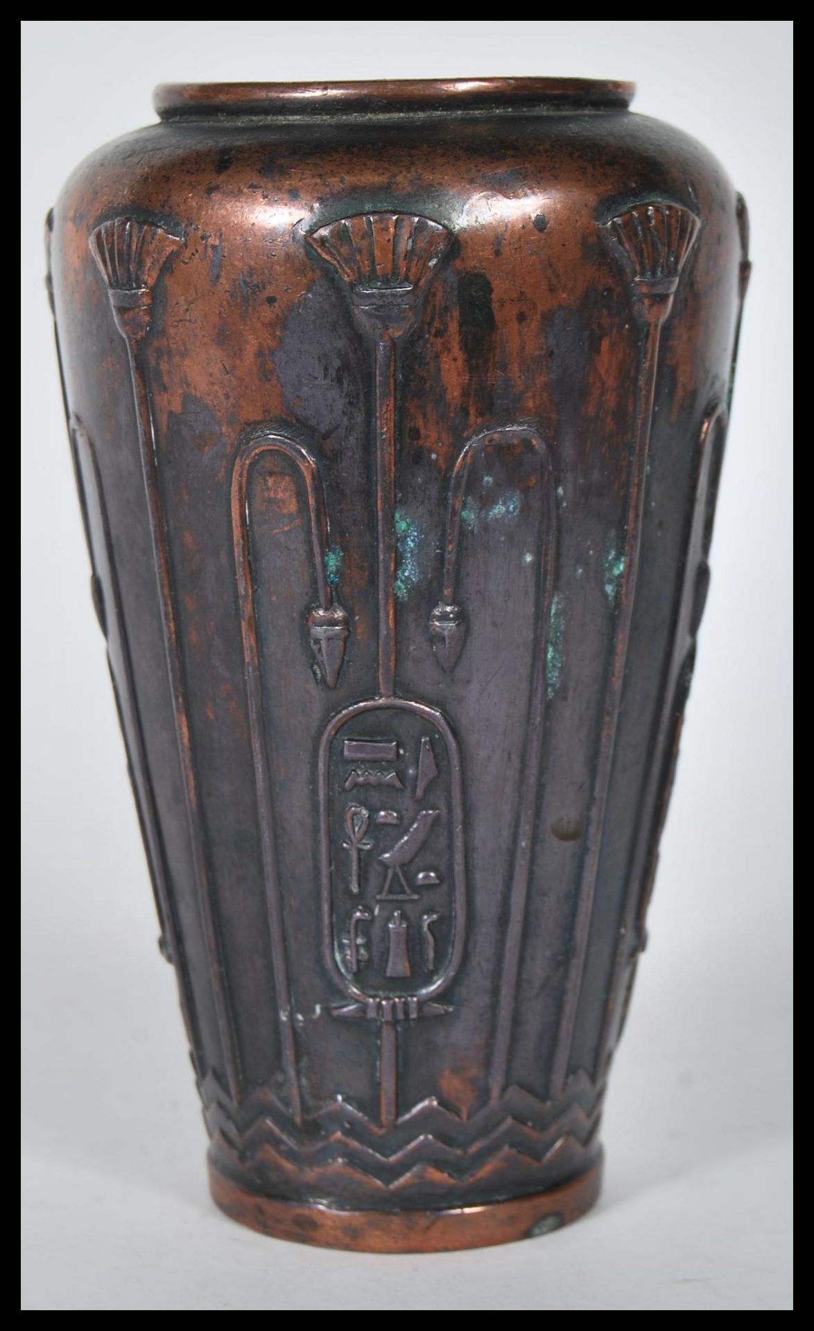 A early 20th century 1920's Japanese Egyptian revival bronze vase of baluster form, having cartouche - Bild 3 aus 6