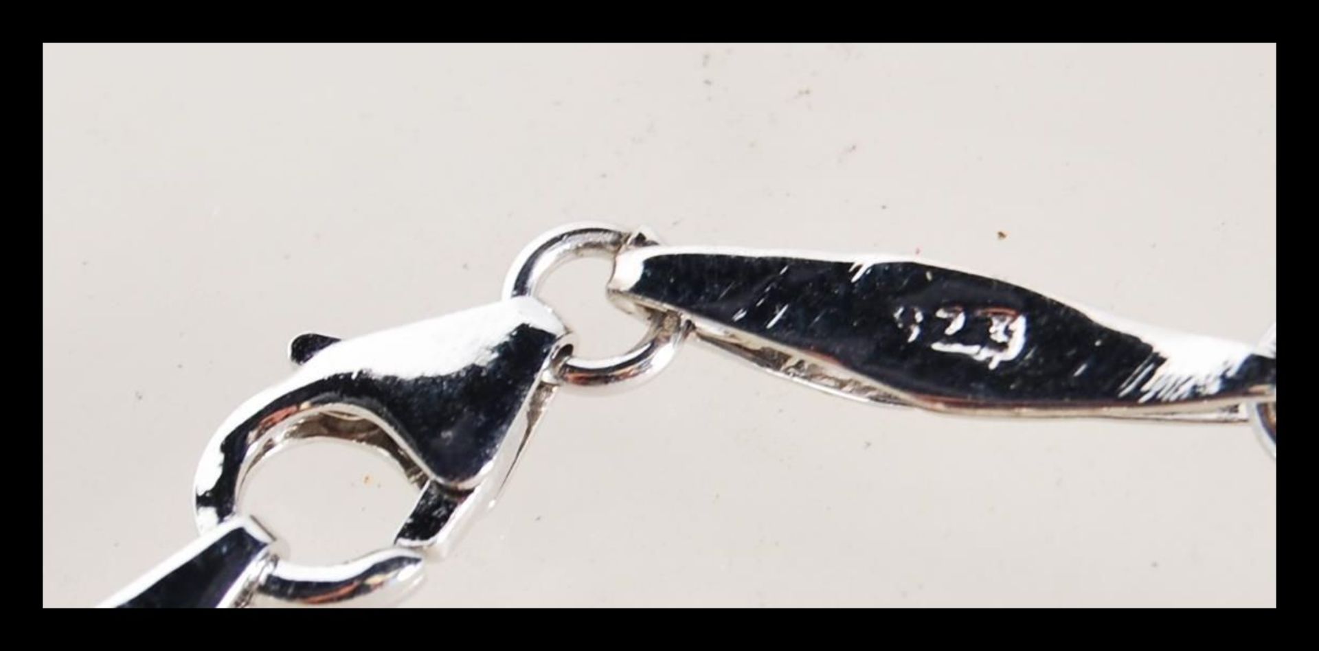 A silver 925 hallmarked chain link bracelet having a toggle clasp, the chain decorated with blue - Bild 3 aus 4