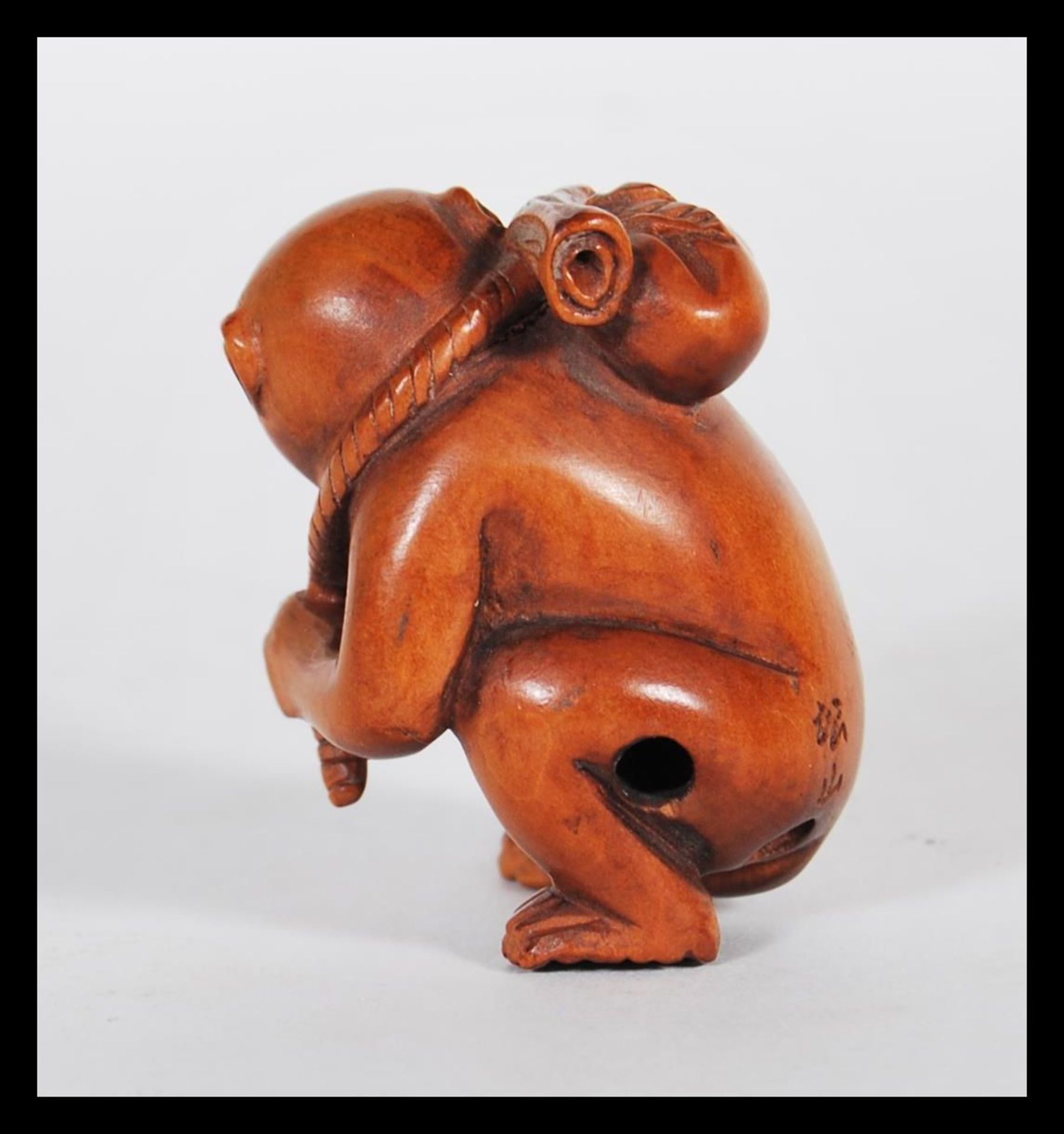 A 20th Century Japanese carved wood netsuke in the form of a monkey carrying a fruit to its back. - Bild 4 aus 7