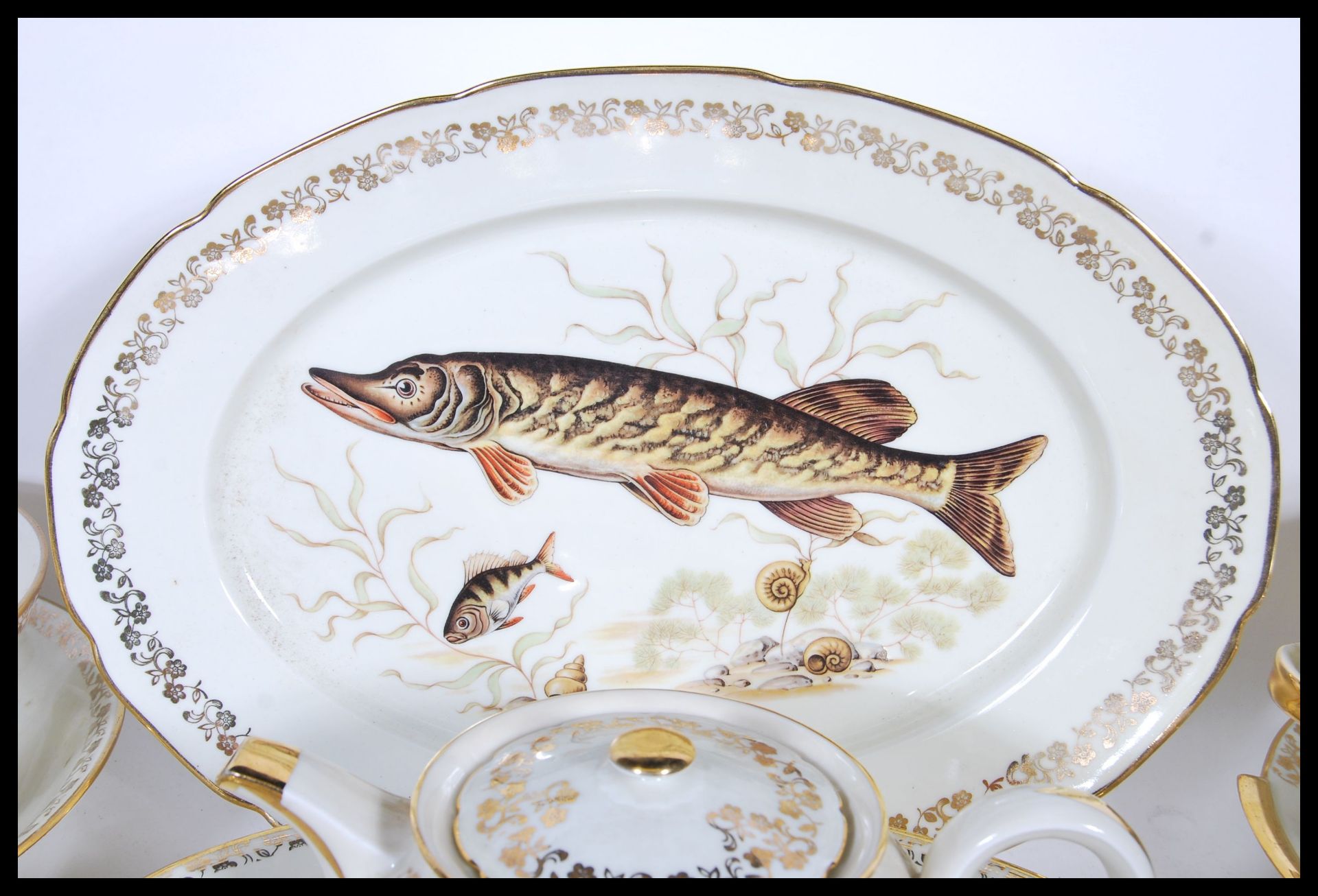 An extensive porcelain extensive Limoges Berry table service, decorated with applied gilt floral - Bild 8 aus 16