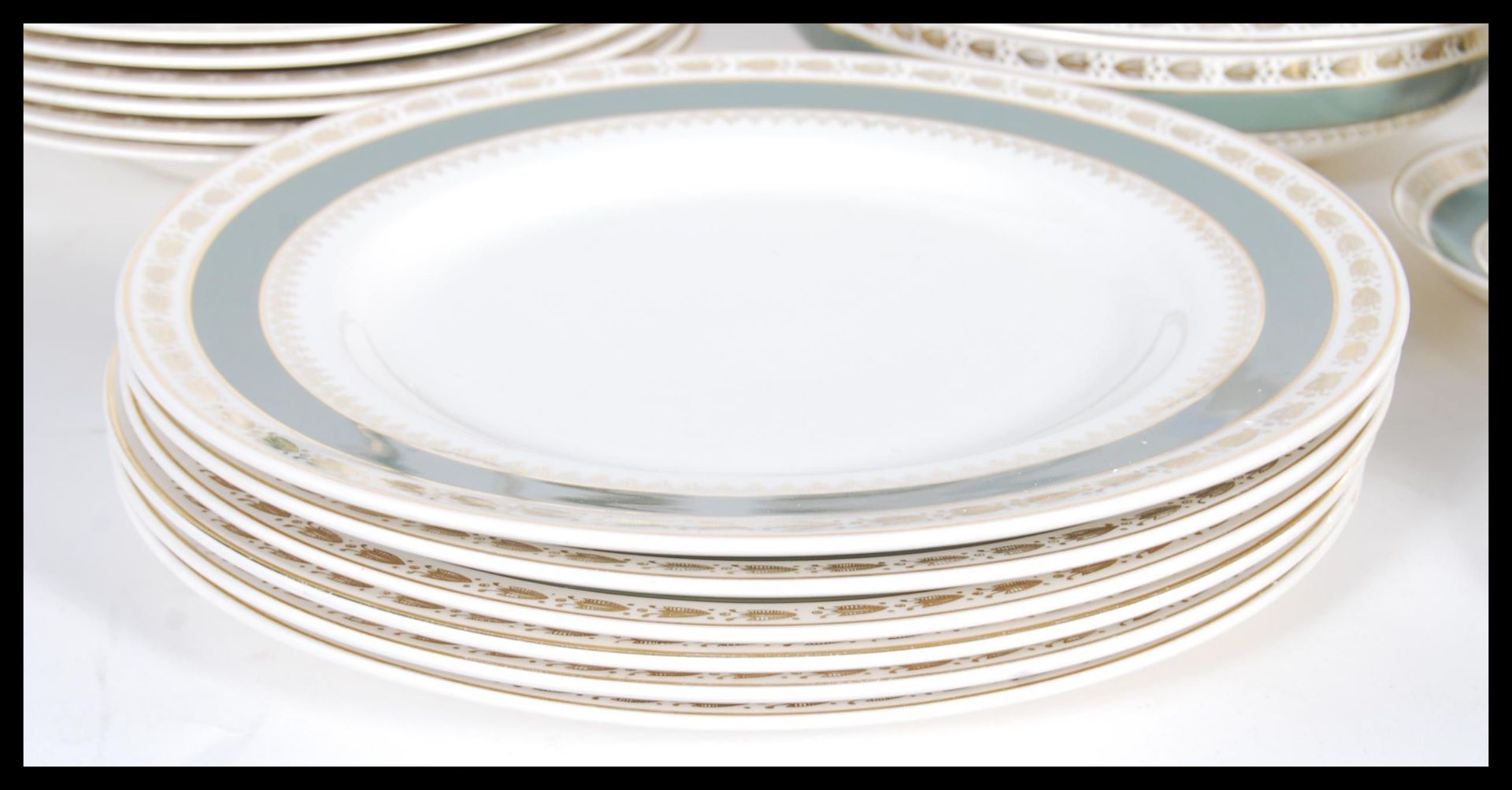 An extensive Crown Ducal dinner service in the 'Chatsworth' pattern containing dinner plates, side - Bild 2 aus 11