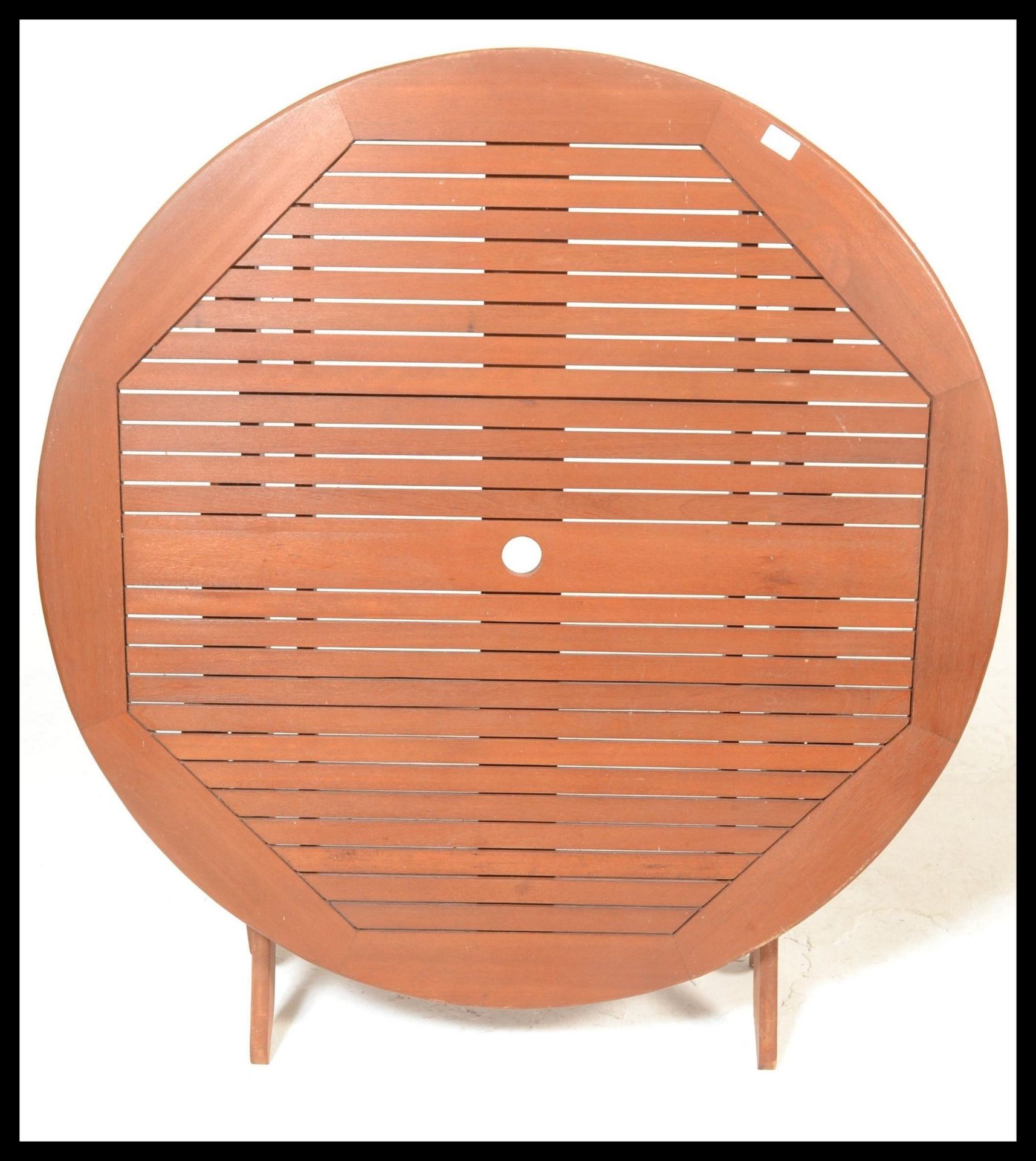 A contemporary teak wood outdoor garden table of circular form, raised on  a folding X-frame base - Bild 5 aus 5