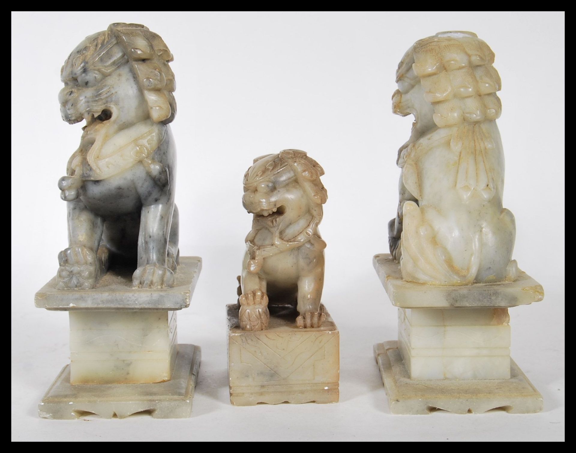 A group of three 20th Century carved fu dog soapstone figures, two matching raised on square - Bild 4 aus 5