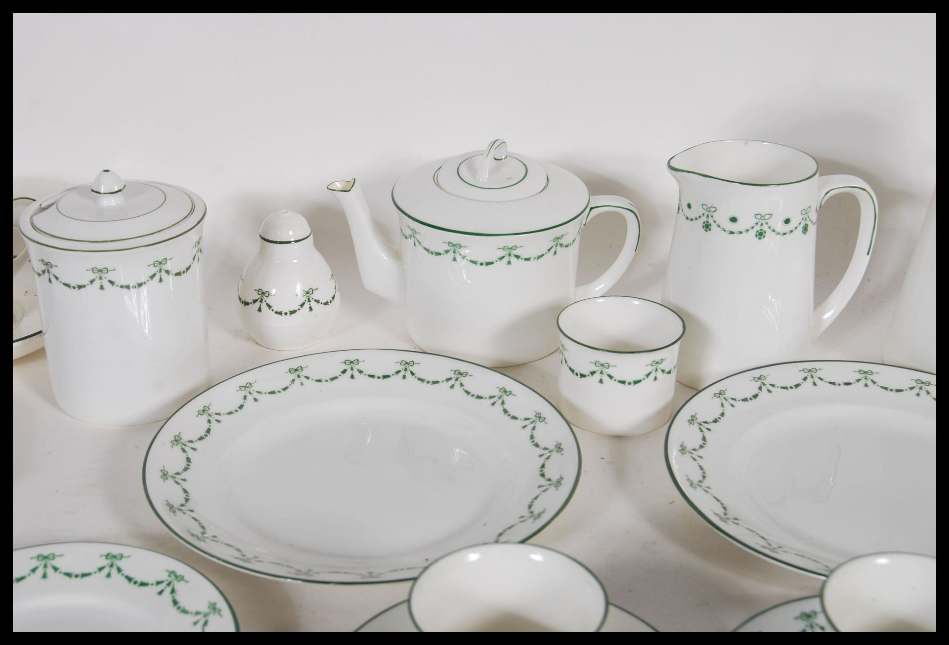 An early 20th Century Foley China breakfast service, pattern number 0387 decorated with green laurel - Bild 3 aus 8