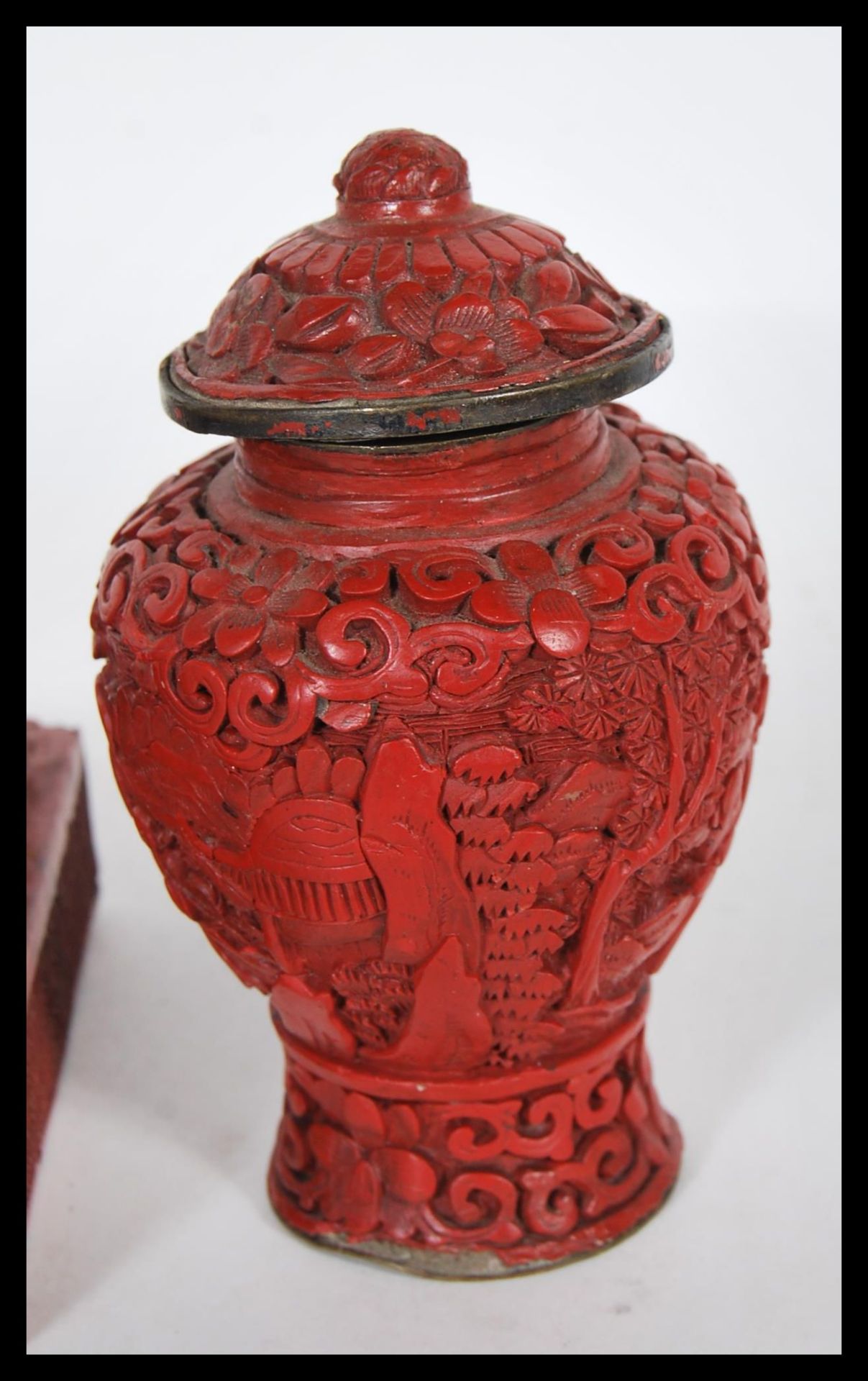 Three Chinese red cinnabar lacquer items to include, snuff bottle and stopper decorated with - Bild 7 aus 9