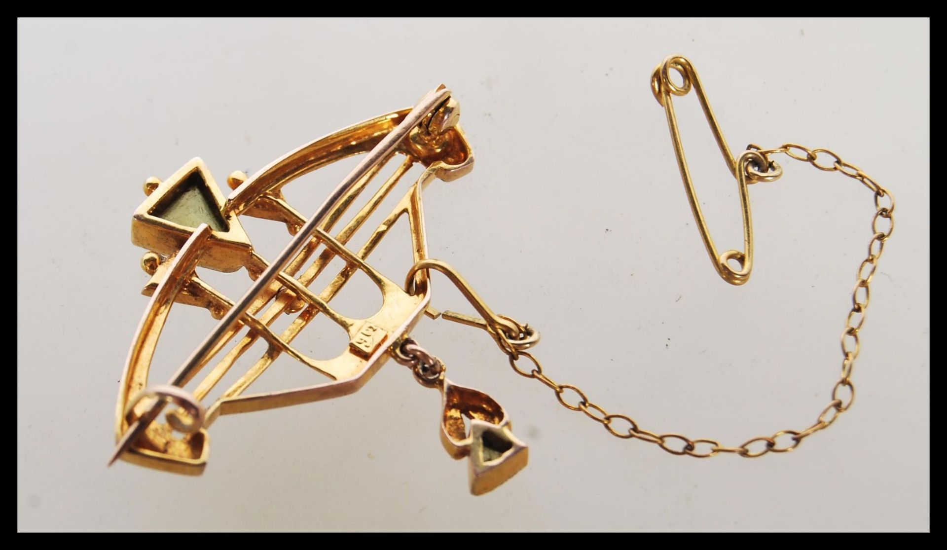 An early 20th Century stamped 9ct gold brooch being set with two triangular cut peridot and seed - Bild 3 aus 4