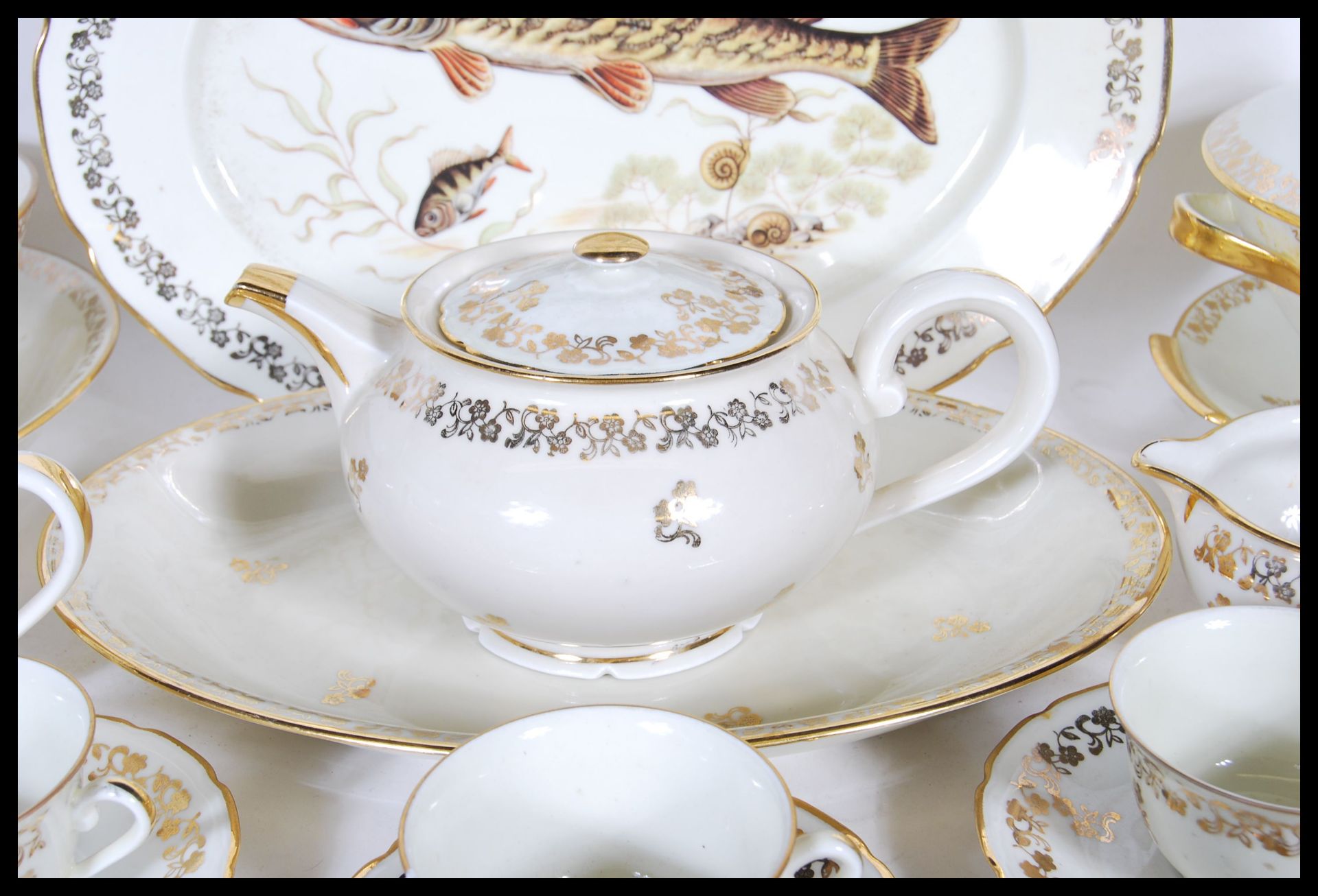 An extensive porcelain extensive Limoges Berry table service, decorated with applied gilt floral - Bild 6 aus 16