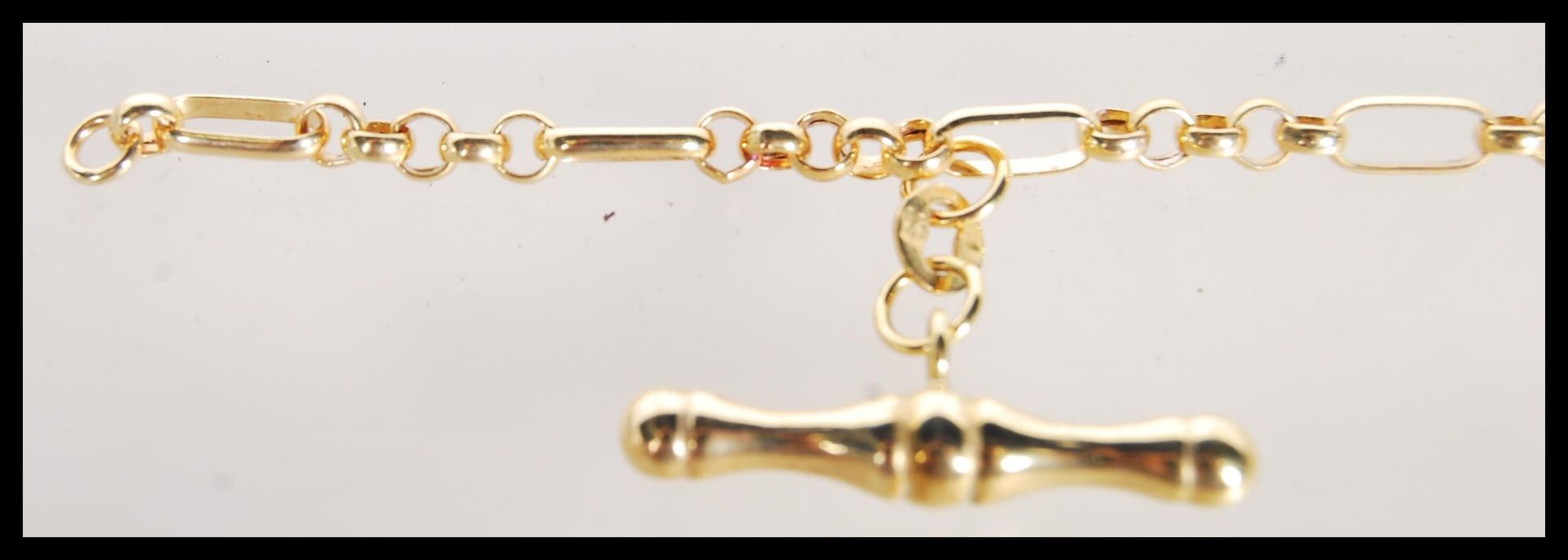 A stamped 375 9ct gold Figaro chain bracelet with toggle attached. Weight 4.0g. Measures approx 7 - Bild 3 aus 6