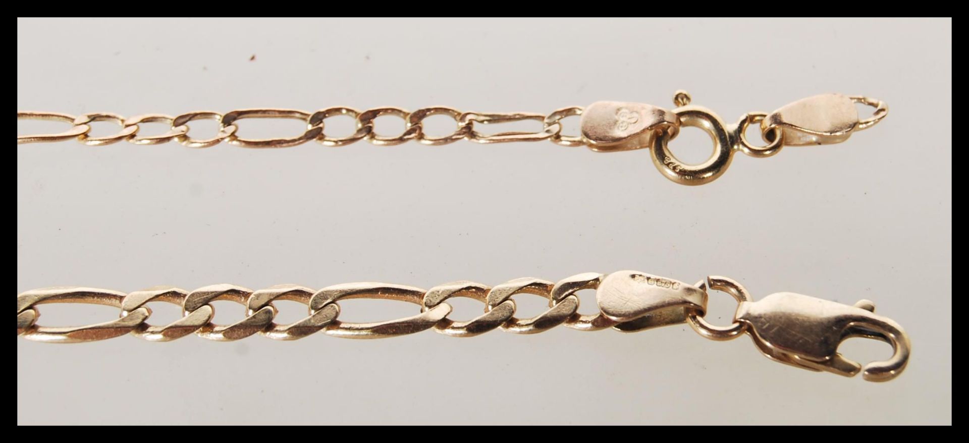 A hallmarked 9ct gold figaro link chain bracelet having a lobster clasp. Bearing import hallmarks - Bild 5 aus 5