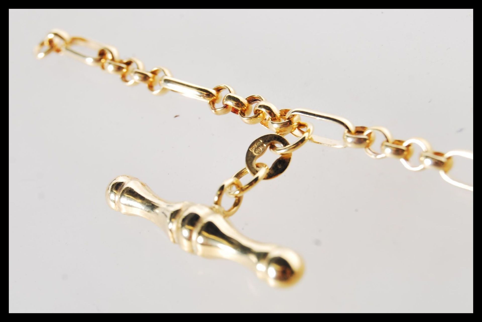 A stamped 375 9ct gold Figaro chain bracelet with toggle attached. Weight 4.0g. Measures approx 7 - Bild 6 aus 6