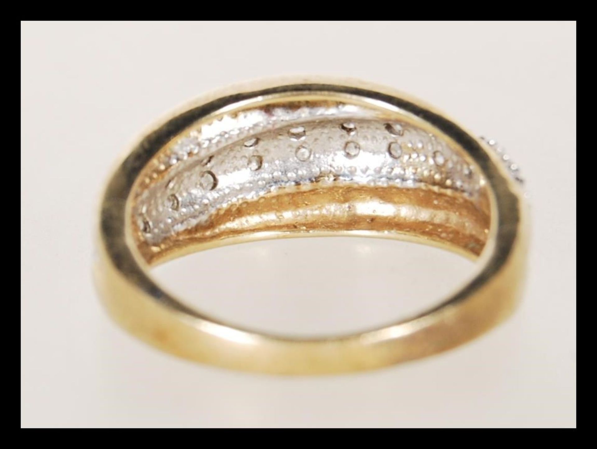 A 9ct gold ladies cross over ring having a central band illusion set with white stones. Hallmarked - Bild 3 aus 6