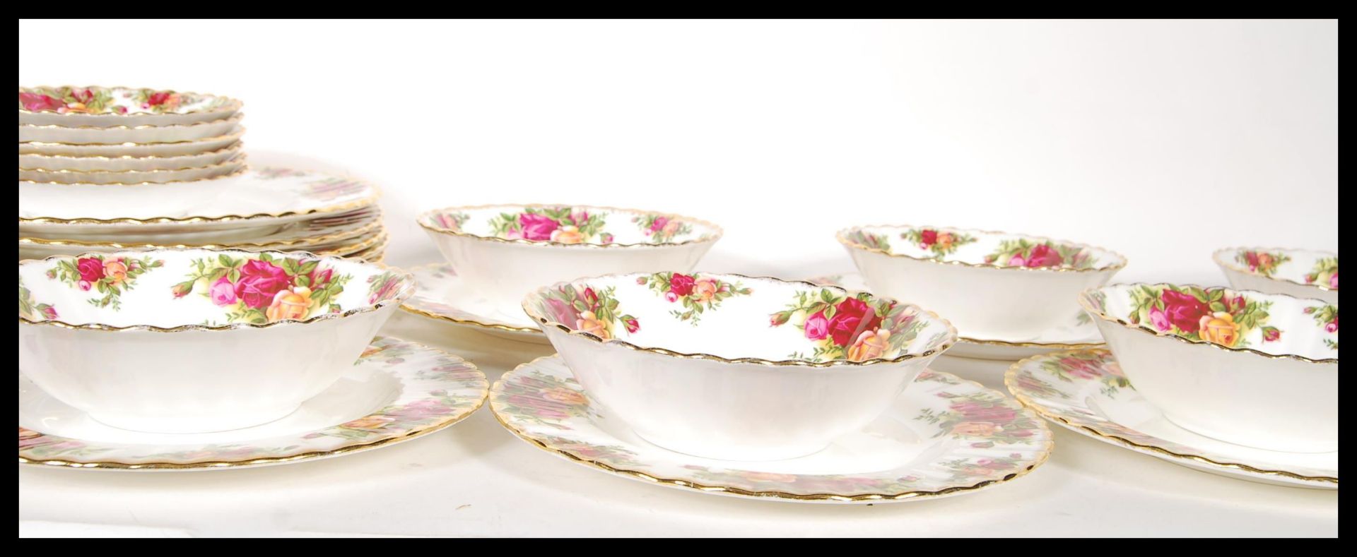 An extensive Royal Albert Old Country Roses dinner / tea service to include tea cups, saucers, - Bild 6 aus 10
