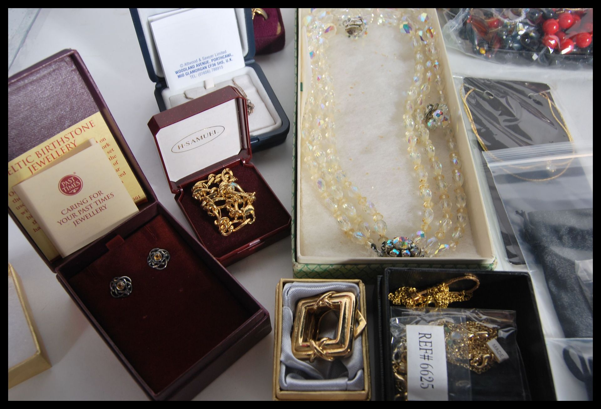 A large collection of 20th Century costume jewellery to include necklaces, rings, bangles, - Bild 2 aus 14