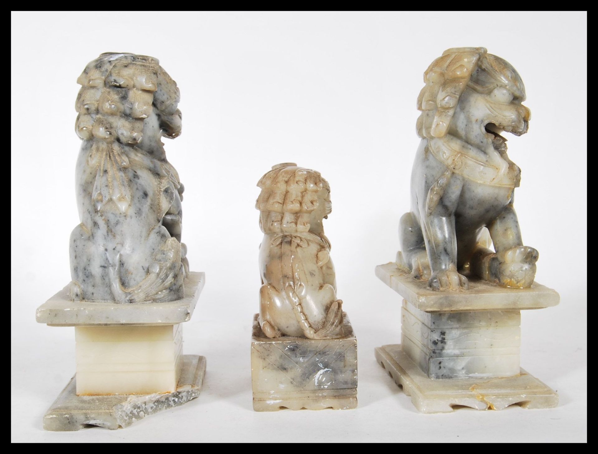 A group of three 20th Century carved fu dog soapstone figures, two matching raised on square - Bild 2 aus 5