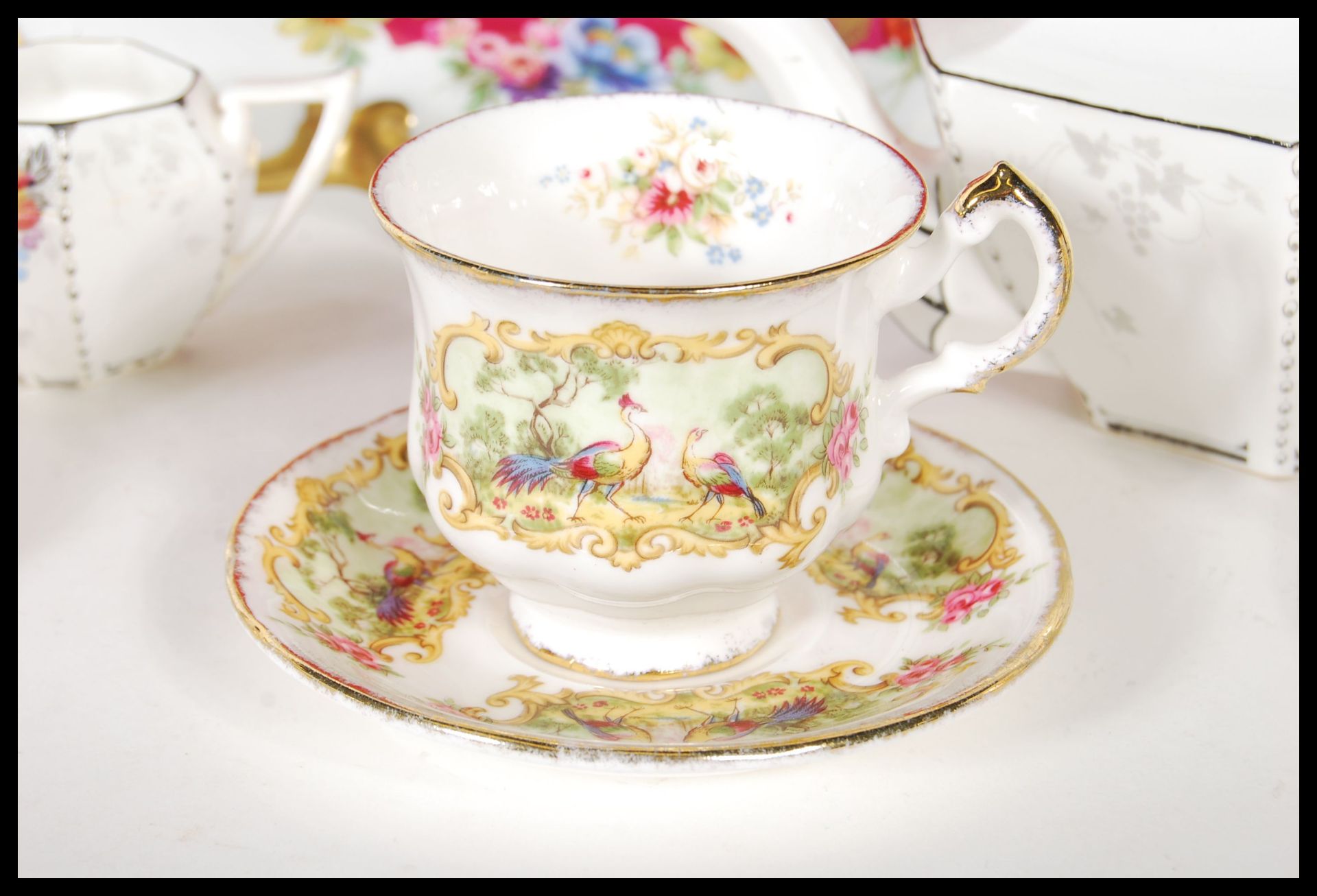 An early 20th Century Shelley Queen Anne teapot together with a matching creamer, transfer printed - Bild 3 aus 10