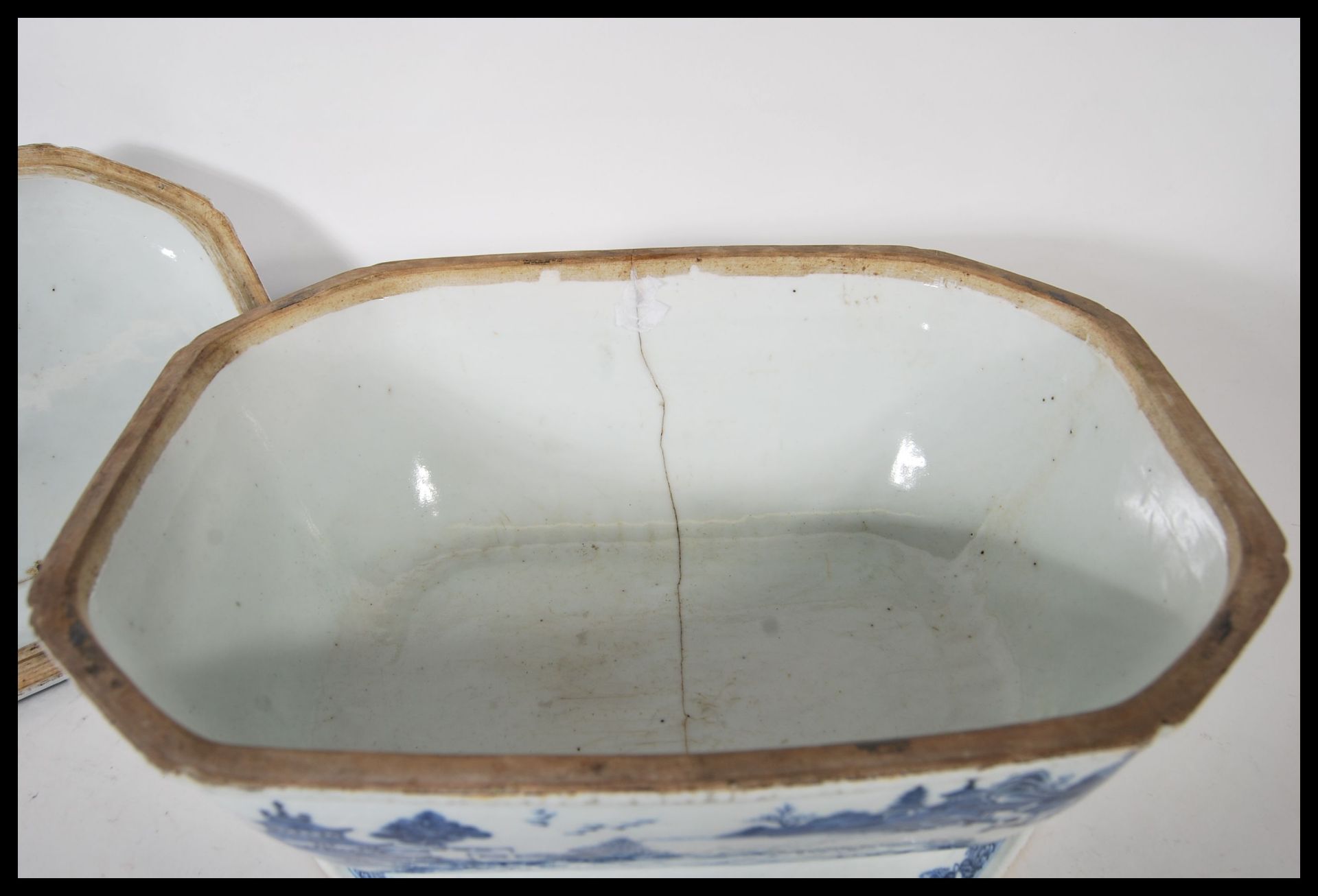 An early 18th century Chinese blue and white large tureen and lid having chinoiserie decoration with - Bild 4 aus 9