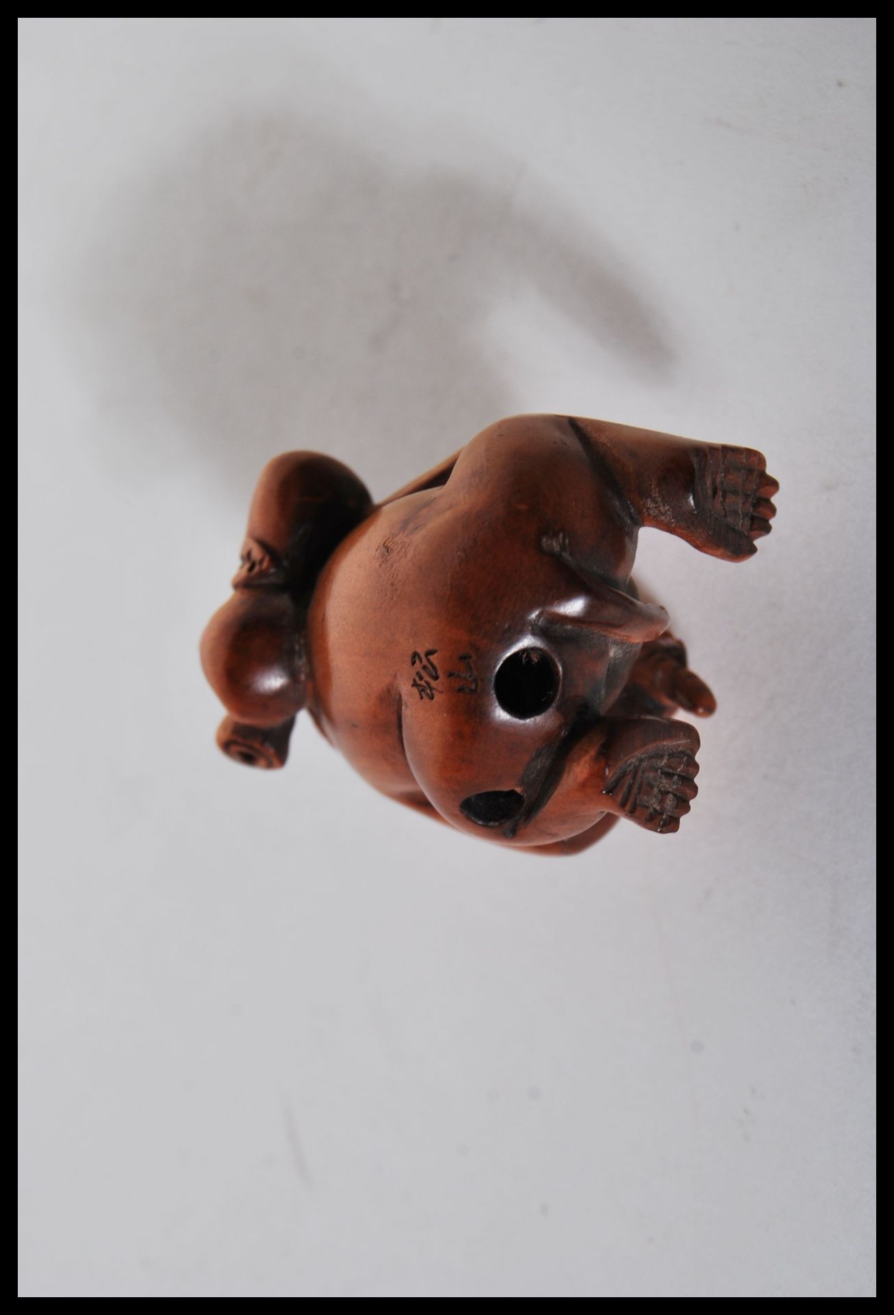 A 20th Century Japanese carved wood netsuke in the form of a monkey carrying a fruit to its back. - Bild 7 aus 7