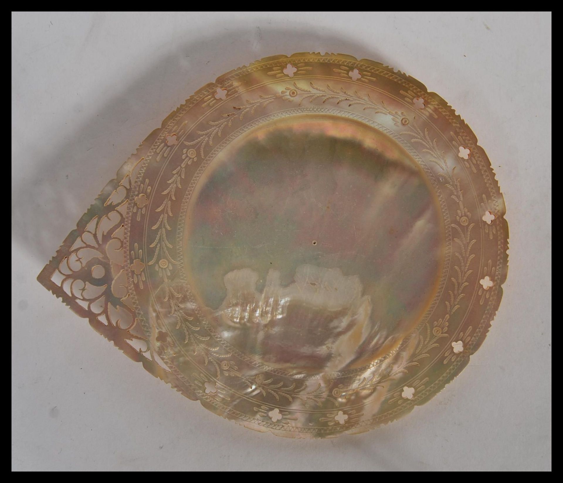 A 20th century engraved foliate mother of pearl dish with pierced decoration of circular form. - Bild 3 aus 5