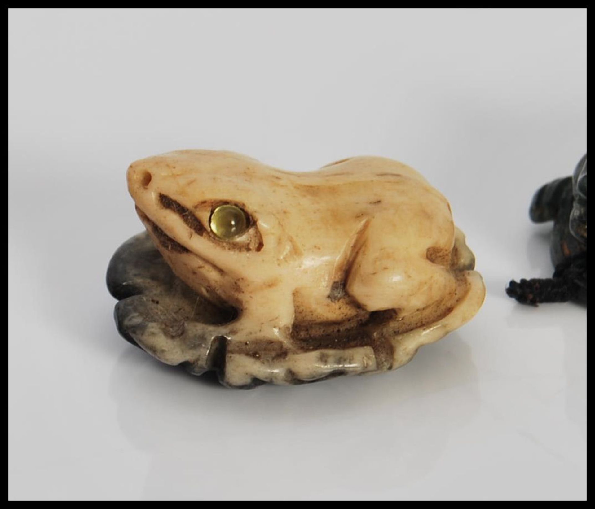 A group of four 20th Century Chinese carved toggles to include a green stone fu dog, a frog having - Bild 3 aus 5