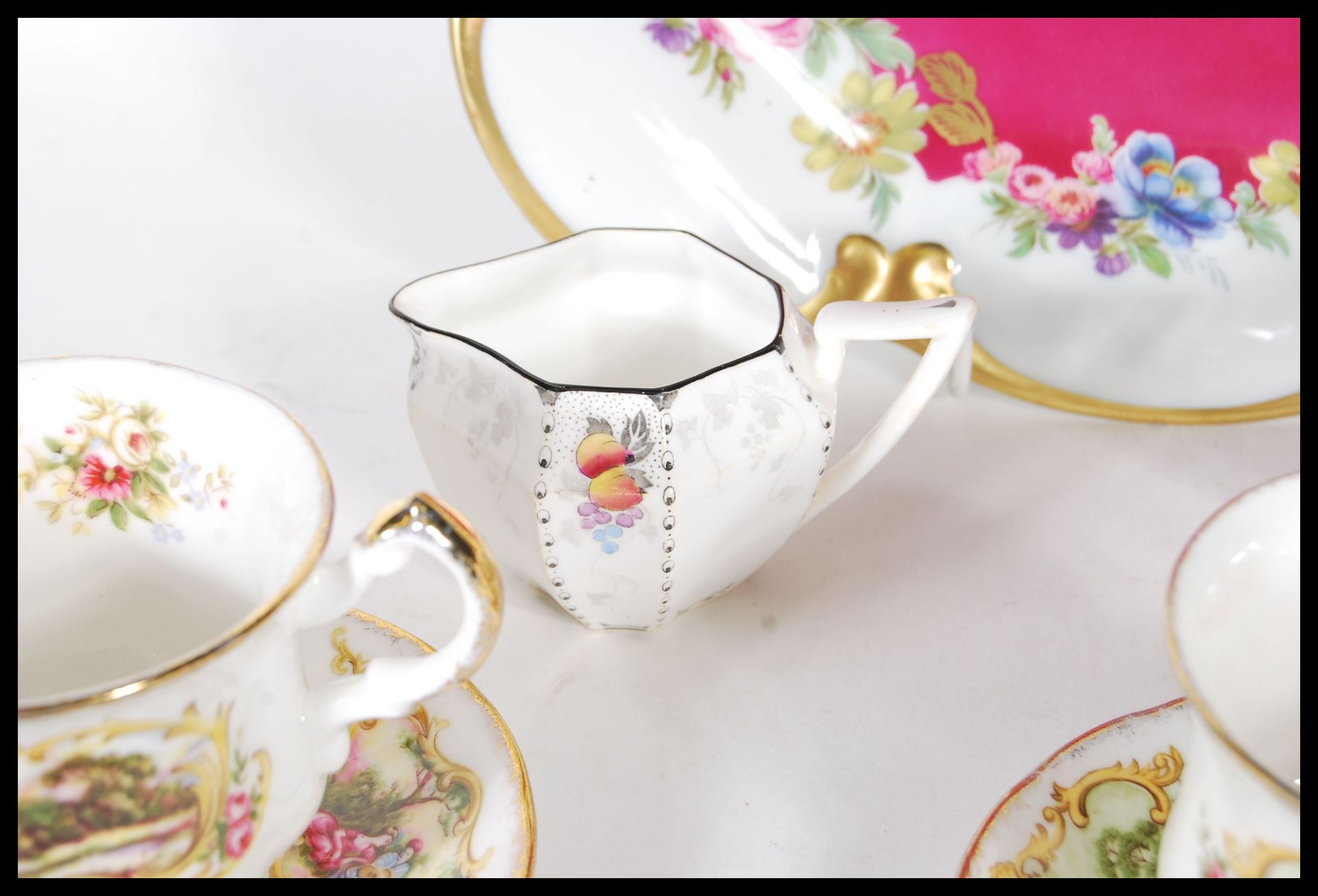 An early 20th Century Shelley Queen Anne teapot together with a matching creamer, transfer printed - Bild 7 aus 10