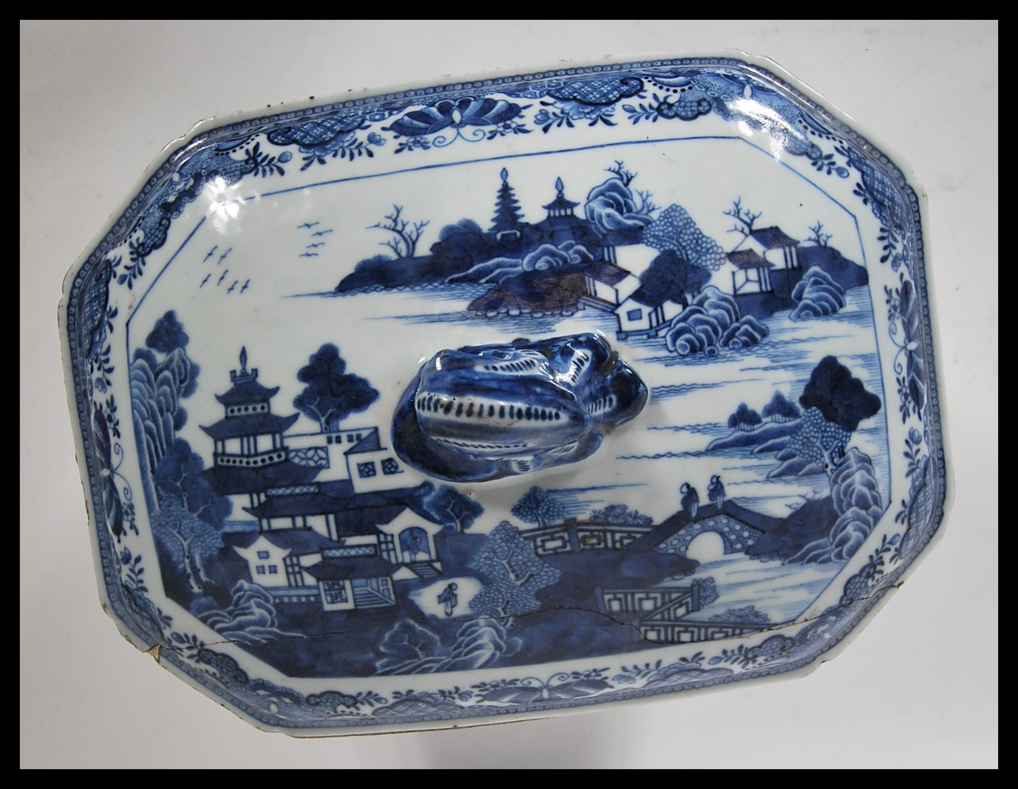 An early 18th century Chinese blue and white large tureen and lid having chinoiserie decoration with - Image 5 of 9