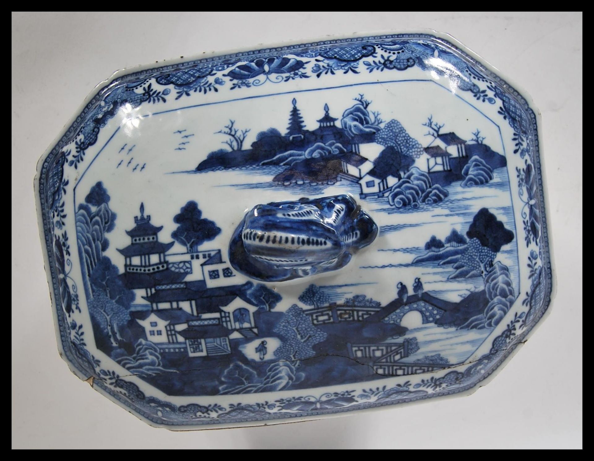 An early 18th century Chinese blue and white large tureen and lid having chinoiserie decoration with - Bild 5 aus 9