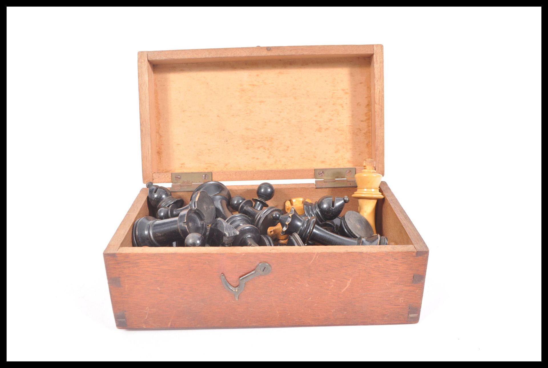 A vintage early 20th Century chess set having boxw - Bild 4 aus 5