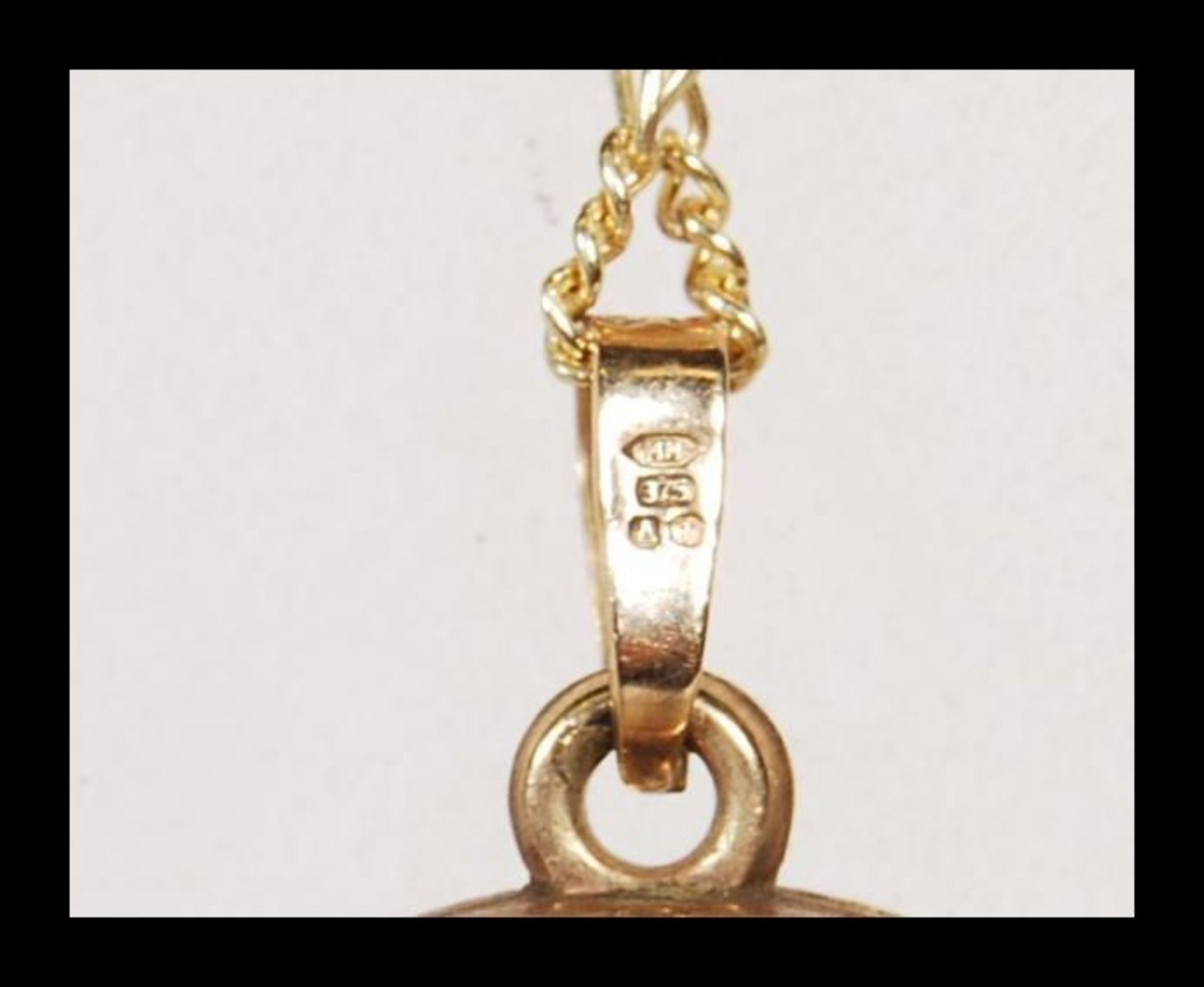 A stamped 375 9 ct gold necklace having a fine Figaro chain (stamped 375) with a locket pendant - Bild 5 aus 7