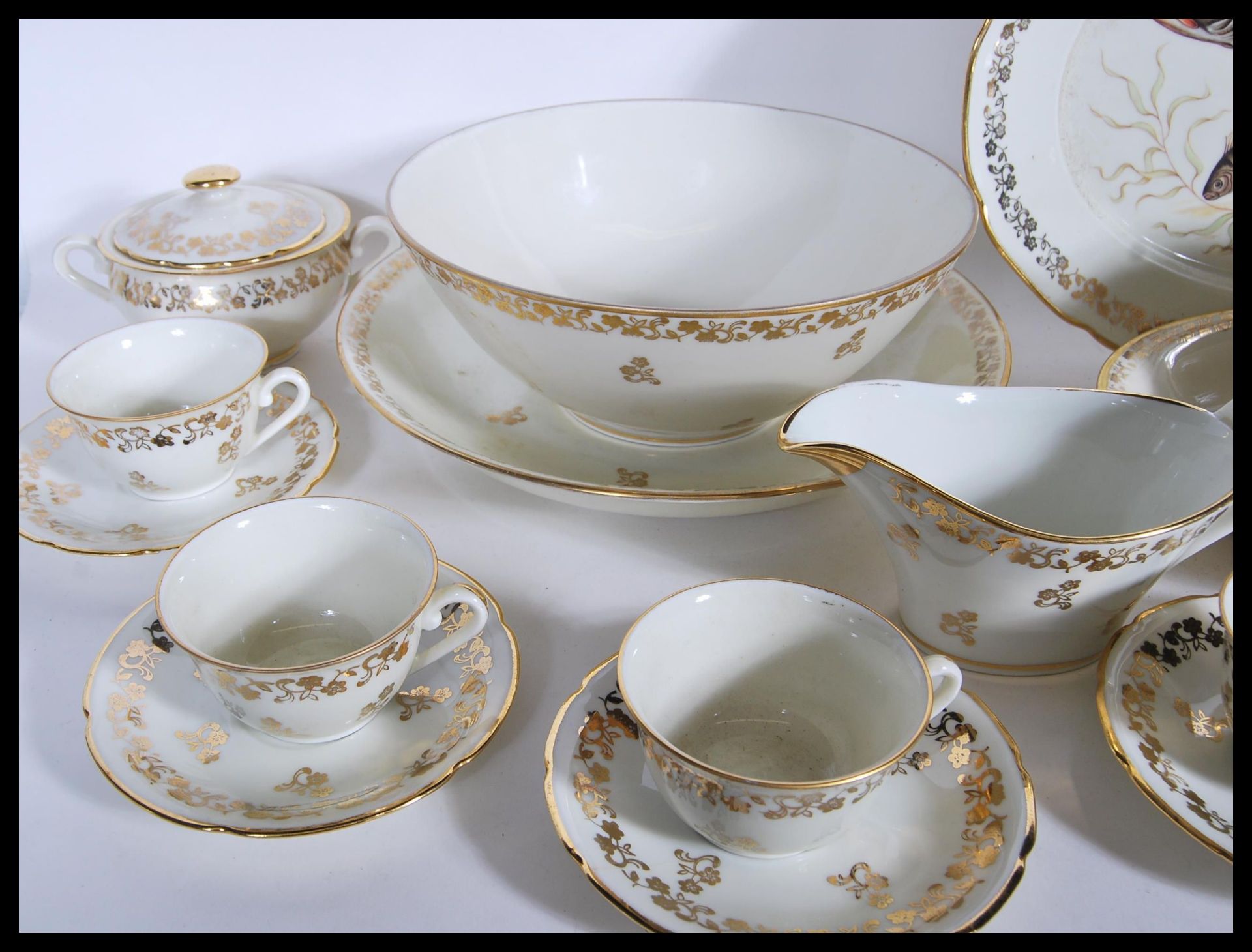 An extensive porcelain extensive Limoges Berry table service, decorated with applied gilt floral - Bild 3 aus 16