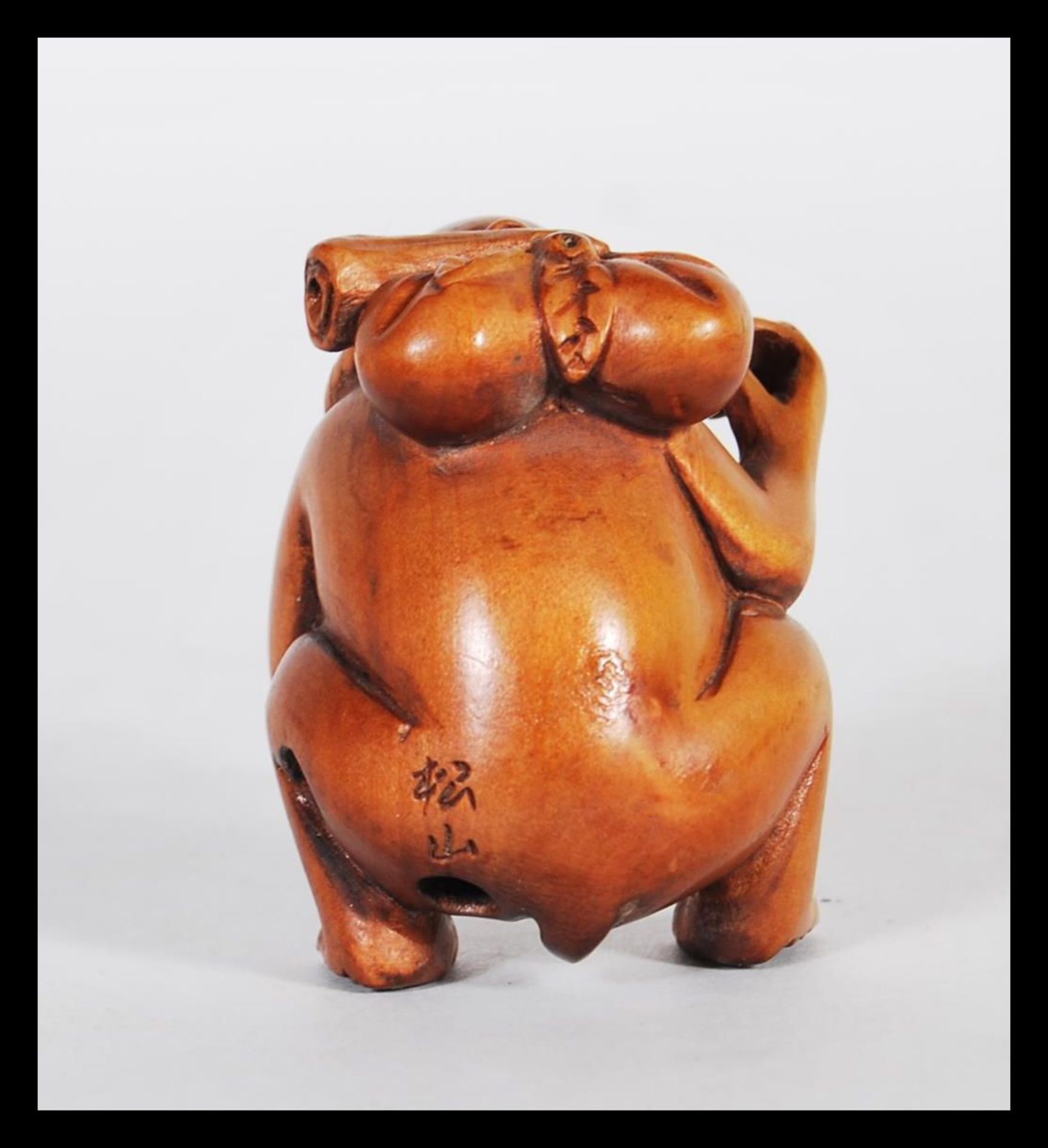 A 20th Century Japanese carved wood netsuke in the form of a monkey carrying a fruit to its back. - Bild 3 aus 7