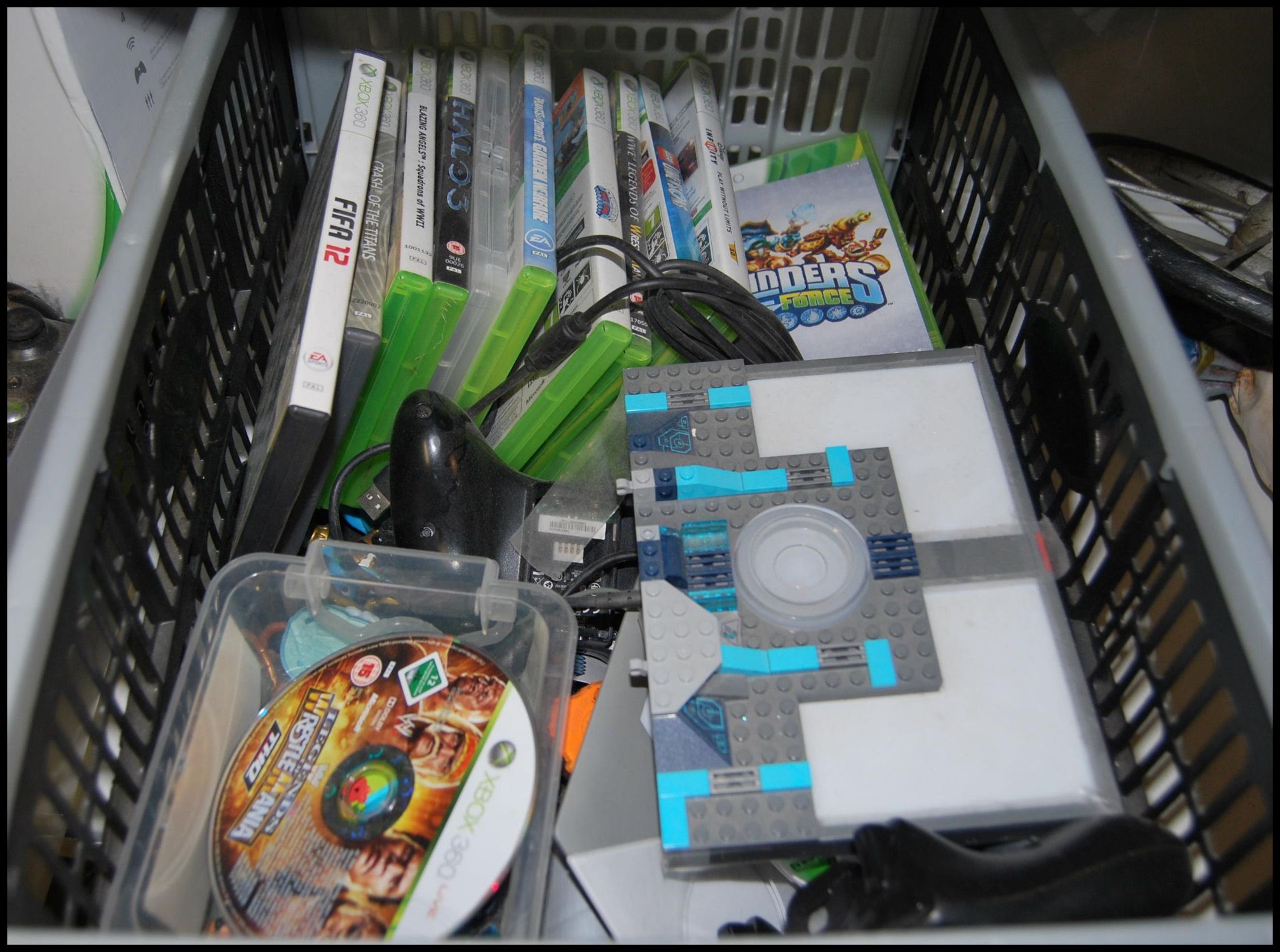 2 Xbox 360 games consoles together with assorted games, loose Skylanders figures and base, Disney - Bild 3 aus 3