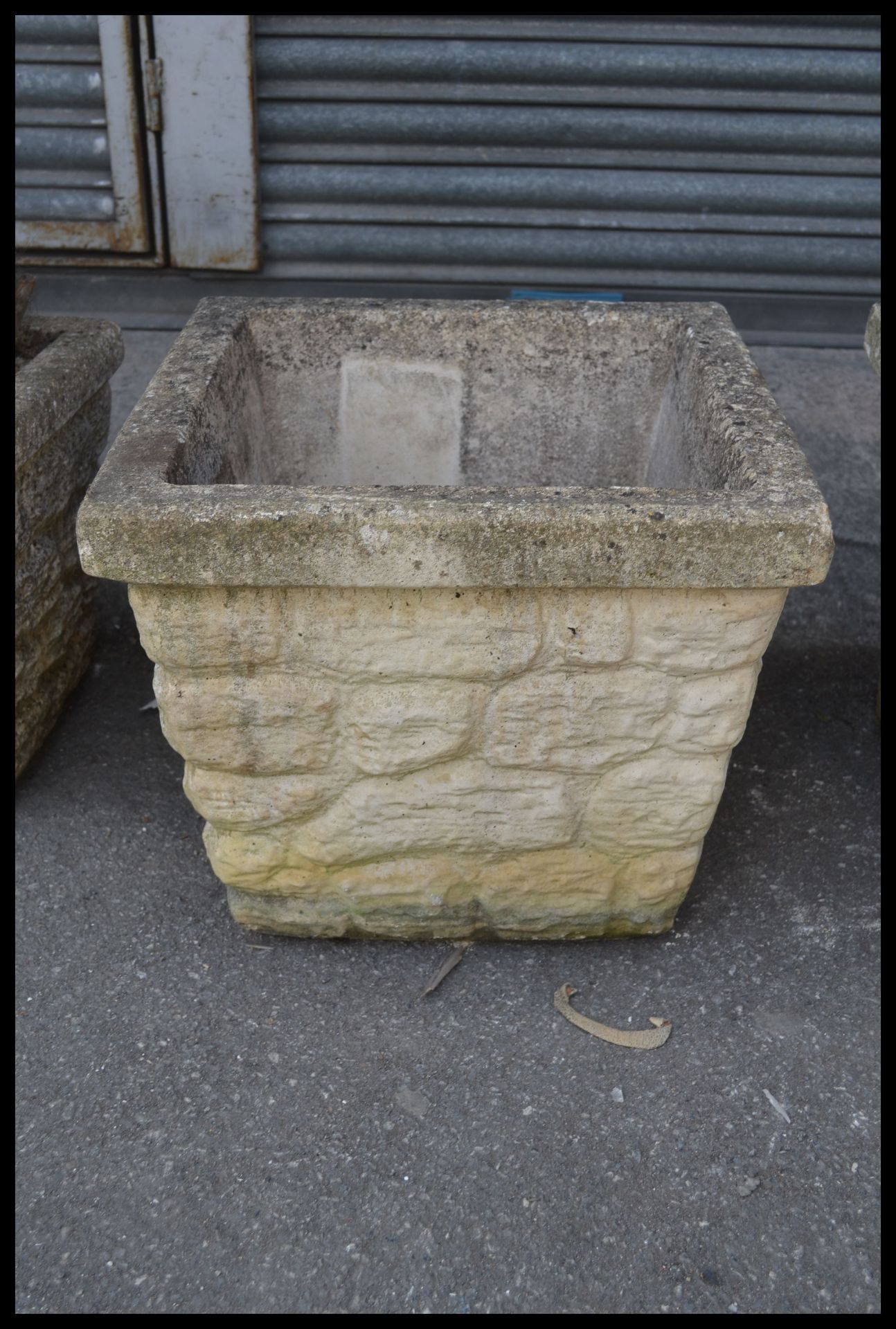 A group of three reconstituted stone garden troughs / planters, each of square form and moulded to - Bild 5 aus 6