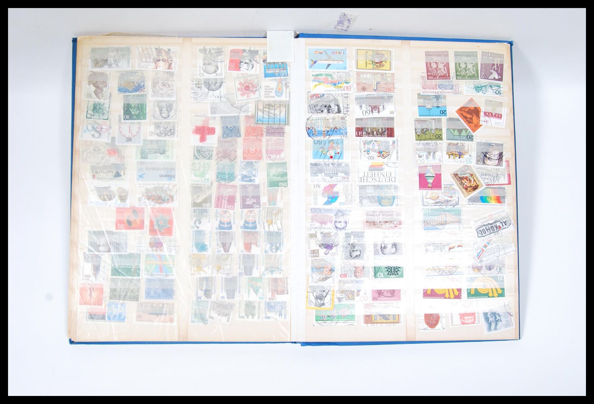 A collection of world stamps dating from the early 20th Century to include, India, Rhodesia, - Bild 23 aus 27