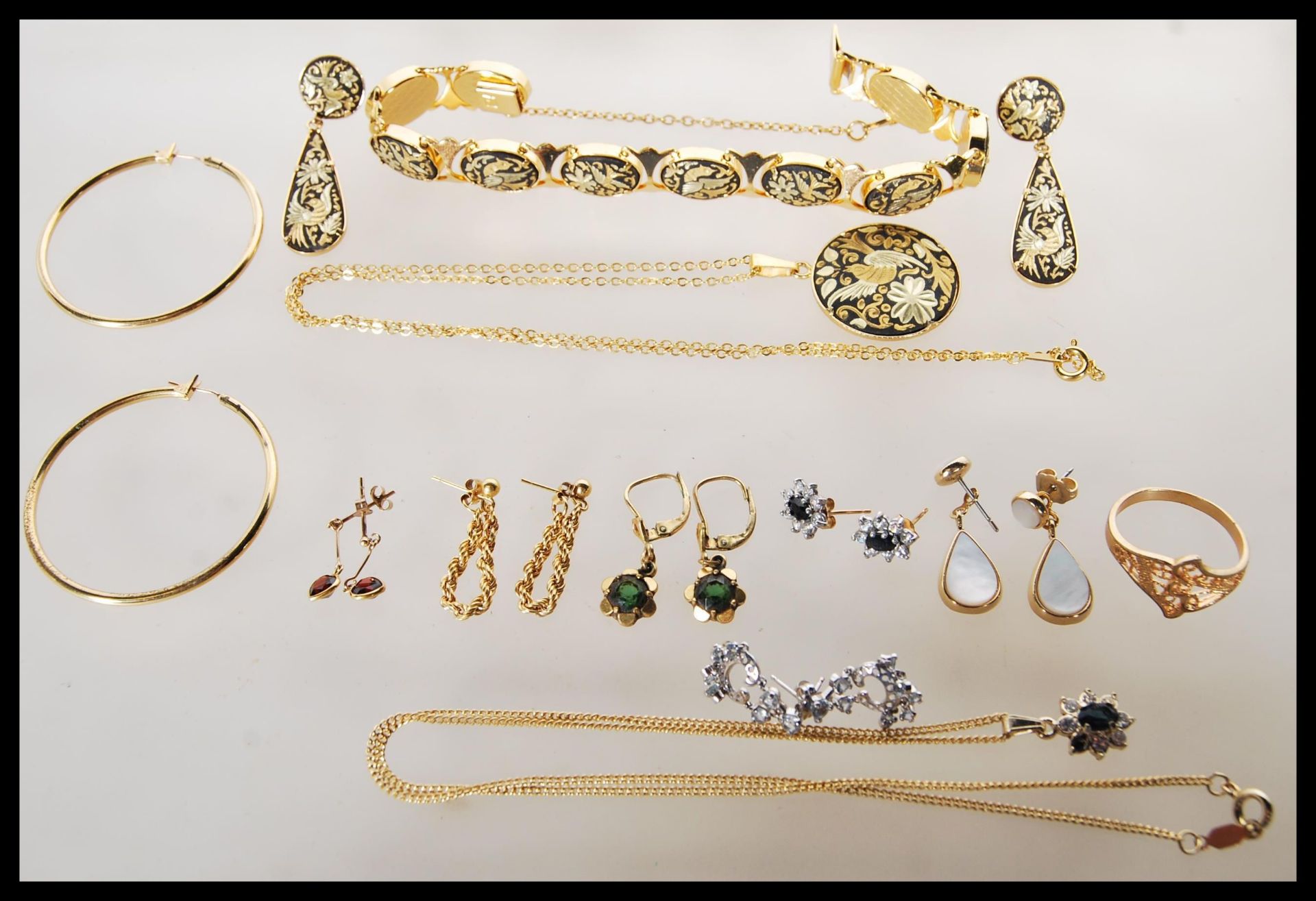 A collection of yellow metal jewellery to include a Japanese Shakudo ware demi parure set