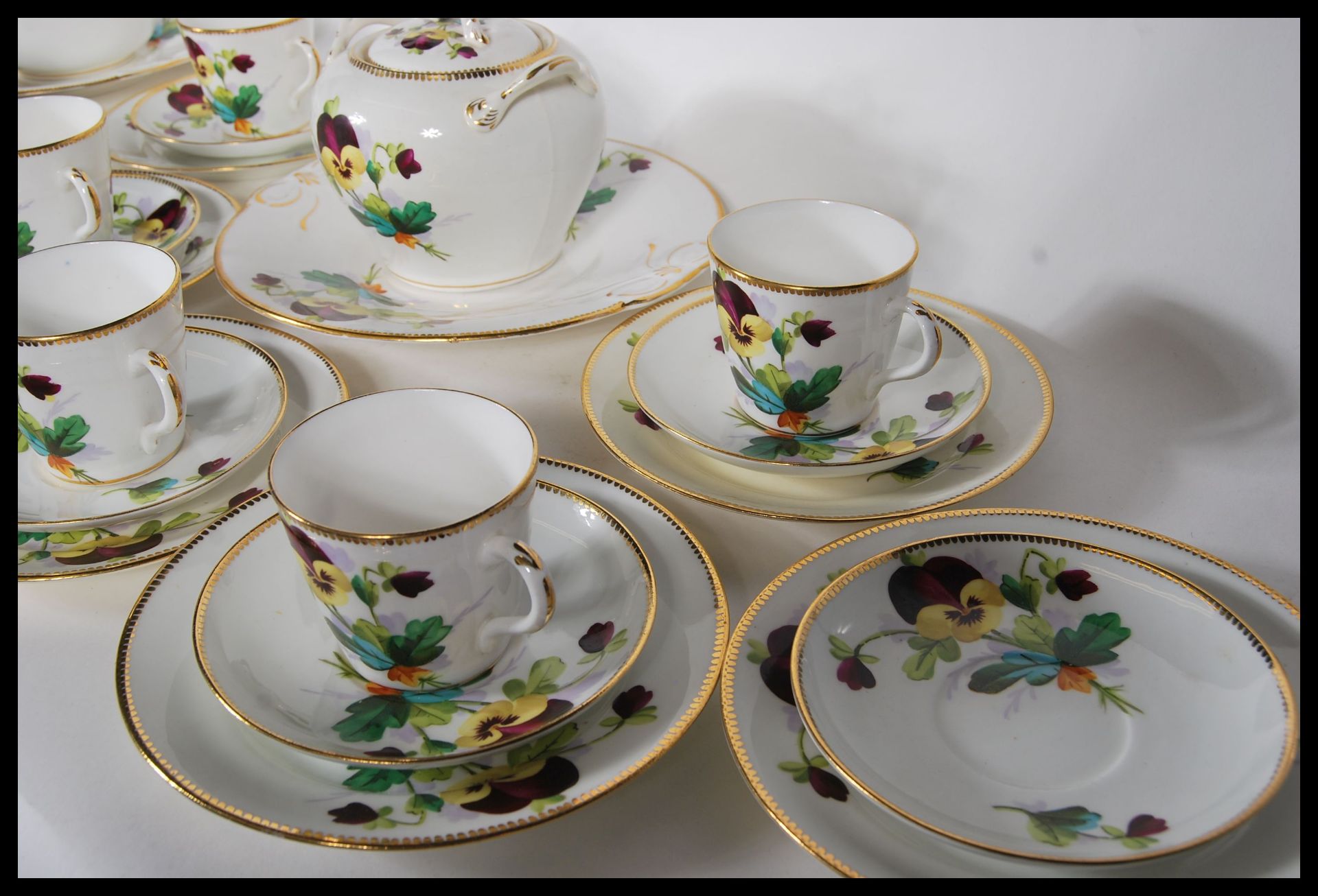 An early 20th Century hand painted china tea service having having painted pansy flowers and gilt - Bild 7 aus 10