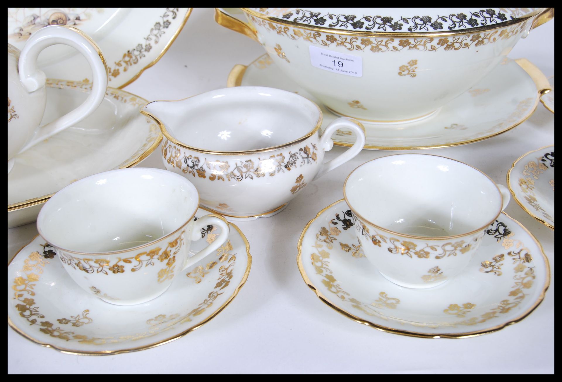 An extensive porcelain extensive Limoges Berry table service, decorated with applied gilt floral - Bild 10 aus 16