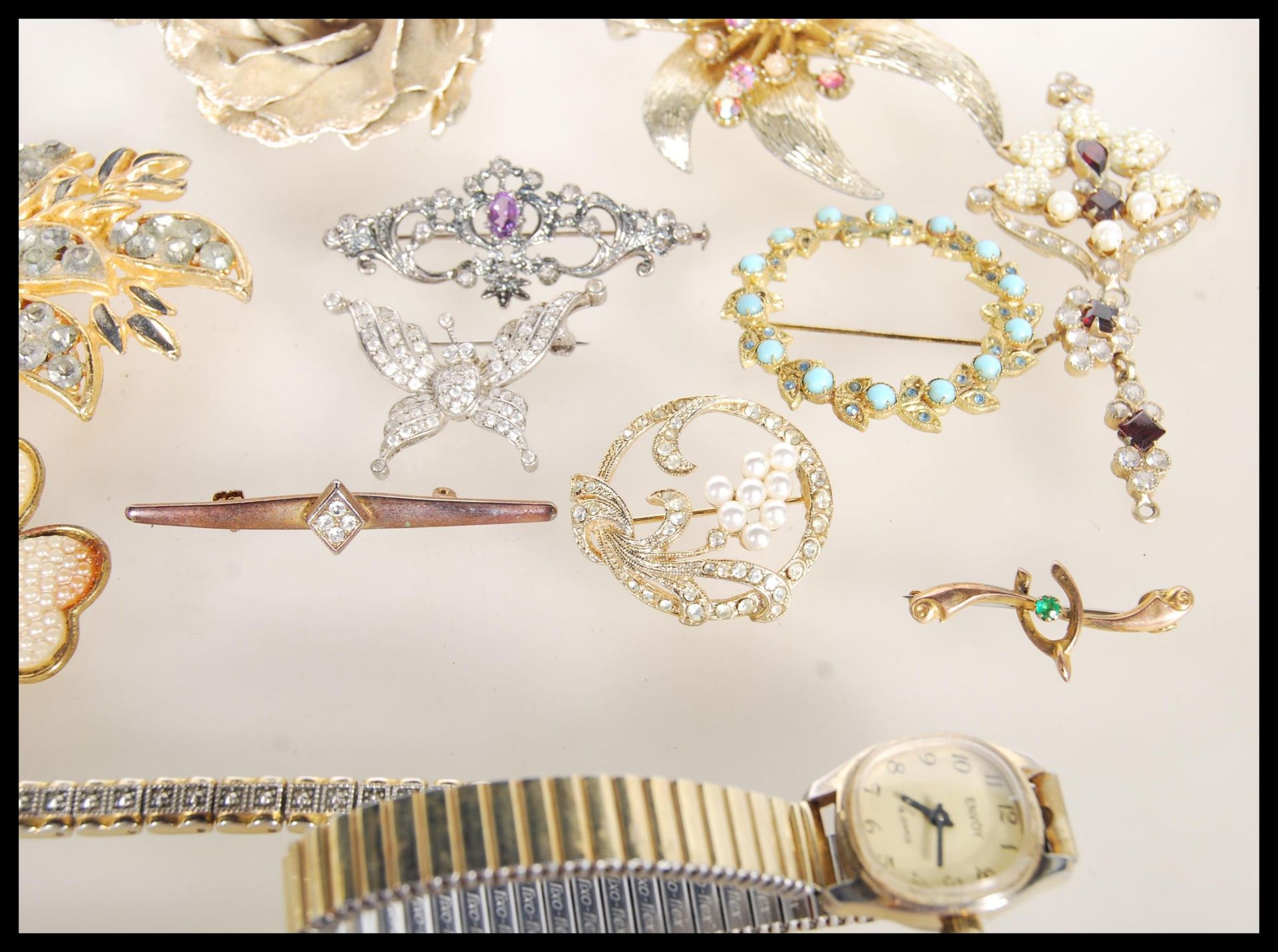 A collection of vintage costume jewellery to include a selection of 60's gold tone brooches, - Bild 4 aus 8