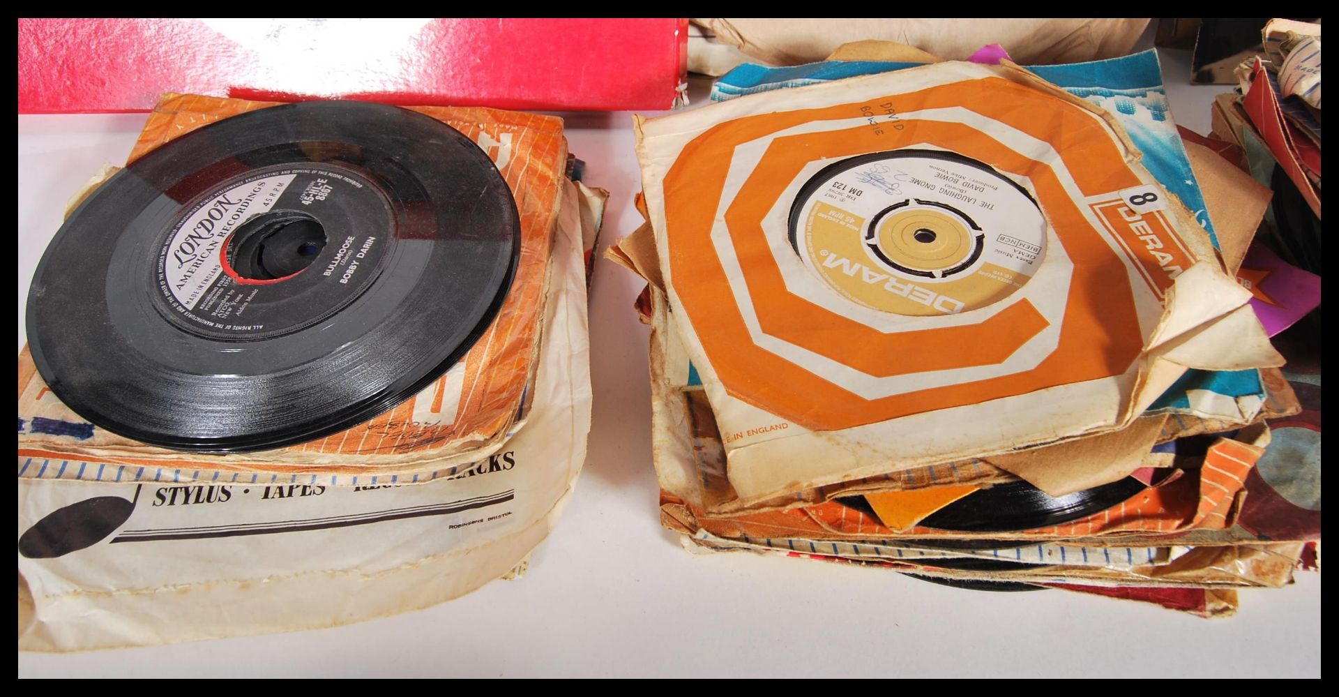 A collection of 45rpm vinyl 7" singles featuring various artist to include Boney M, Elvis Presley, - Bild 4 aus 6