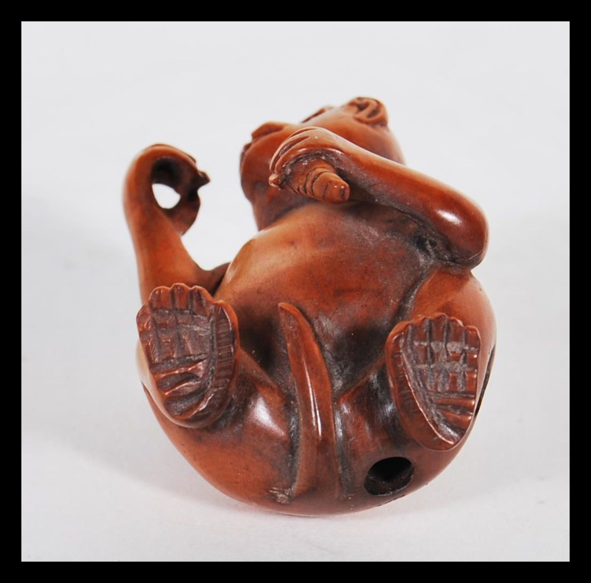 A 20th Century Japanese carved wood netsuke in the form of a monkey carrying a fruit to its back. - Bild 6 aus 7