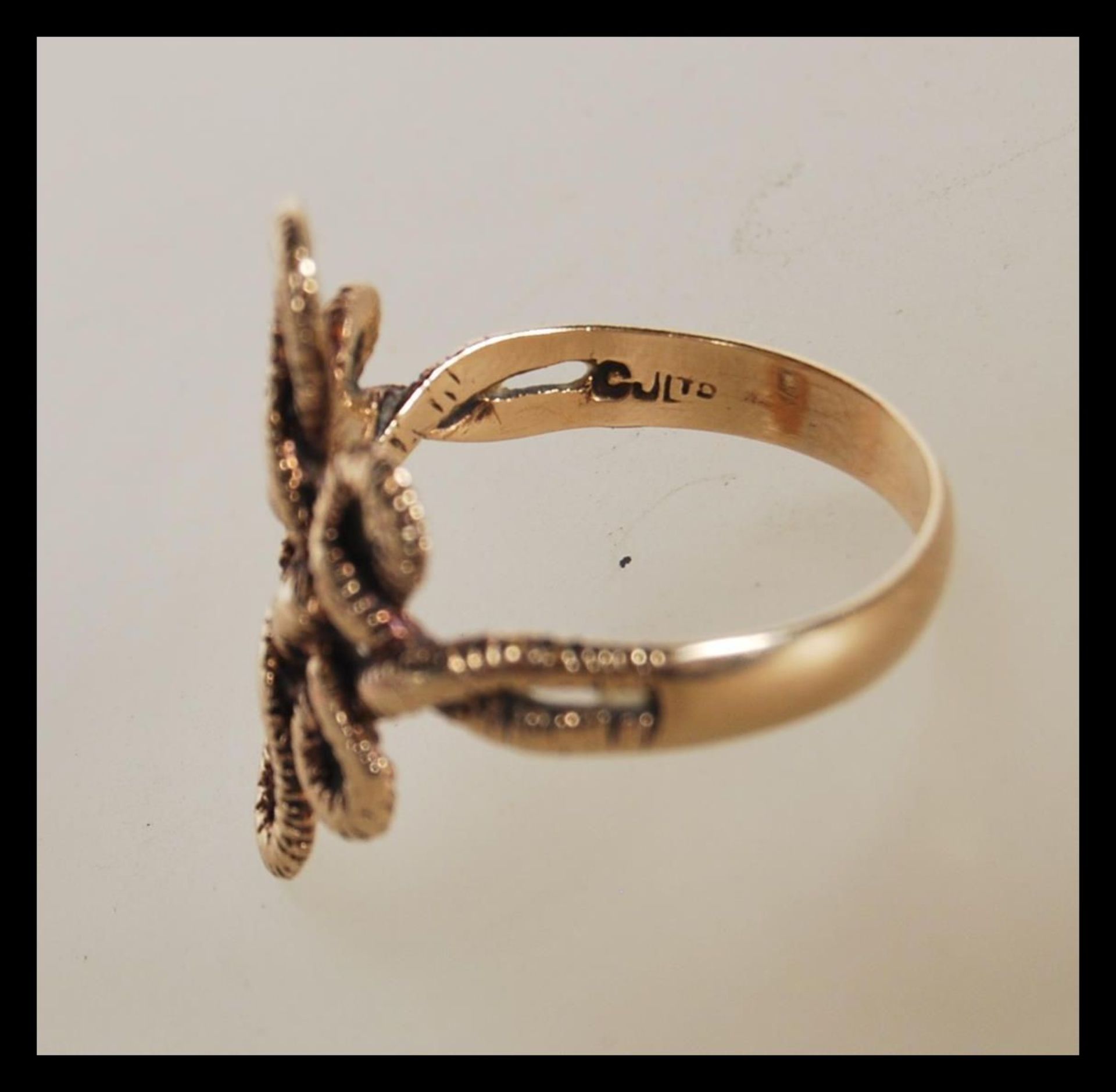 A 1970's hallmarked 9ct gold ring having a knot design head. Hallmarked London 1972. Weight 3.5g. - Bild 2 aus 2