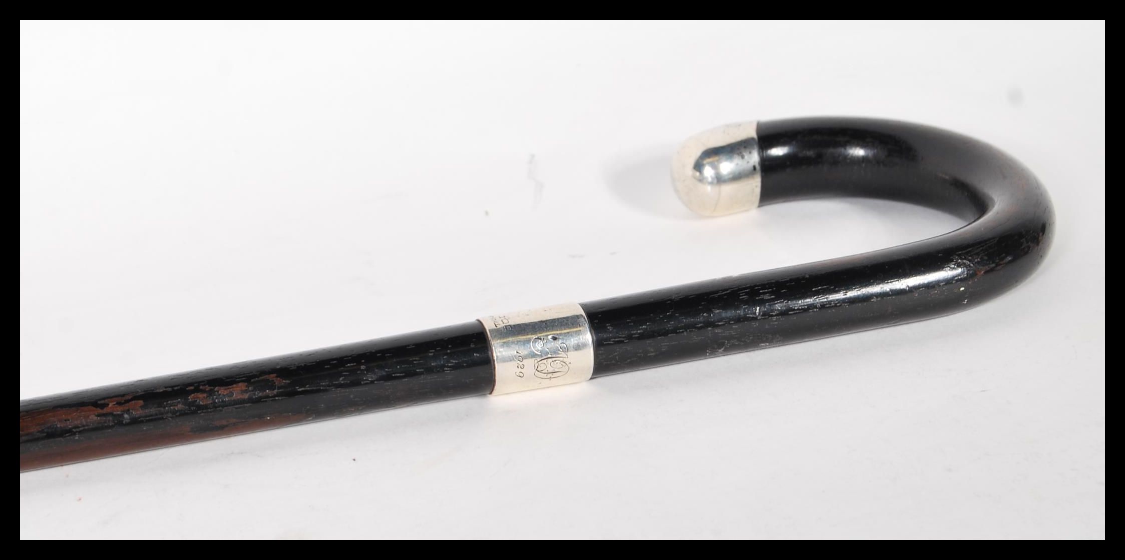A early 20th Century crook handle walking stick/ cane, having ebony tapering shaft with hallmarked - Image 7 of 9