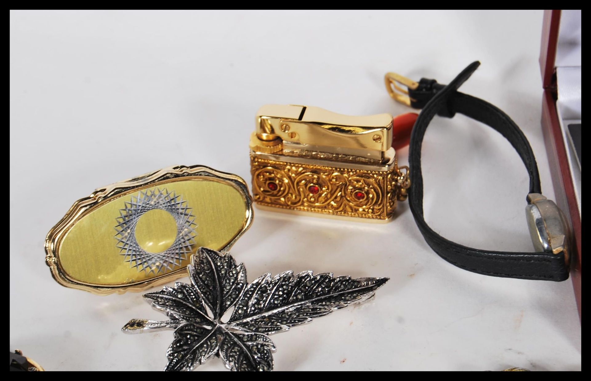 A collection of vintage costume jewellery to include a ceramic Limoges brooch, a rolled gold - Bild 2 aus 10