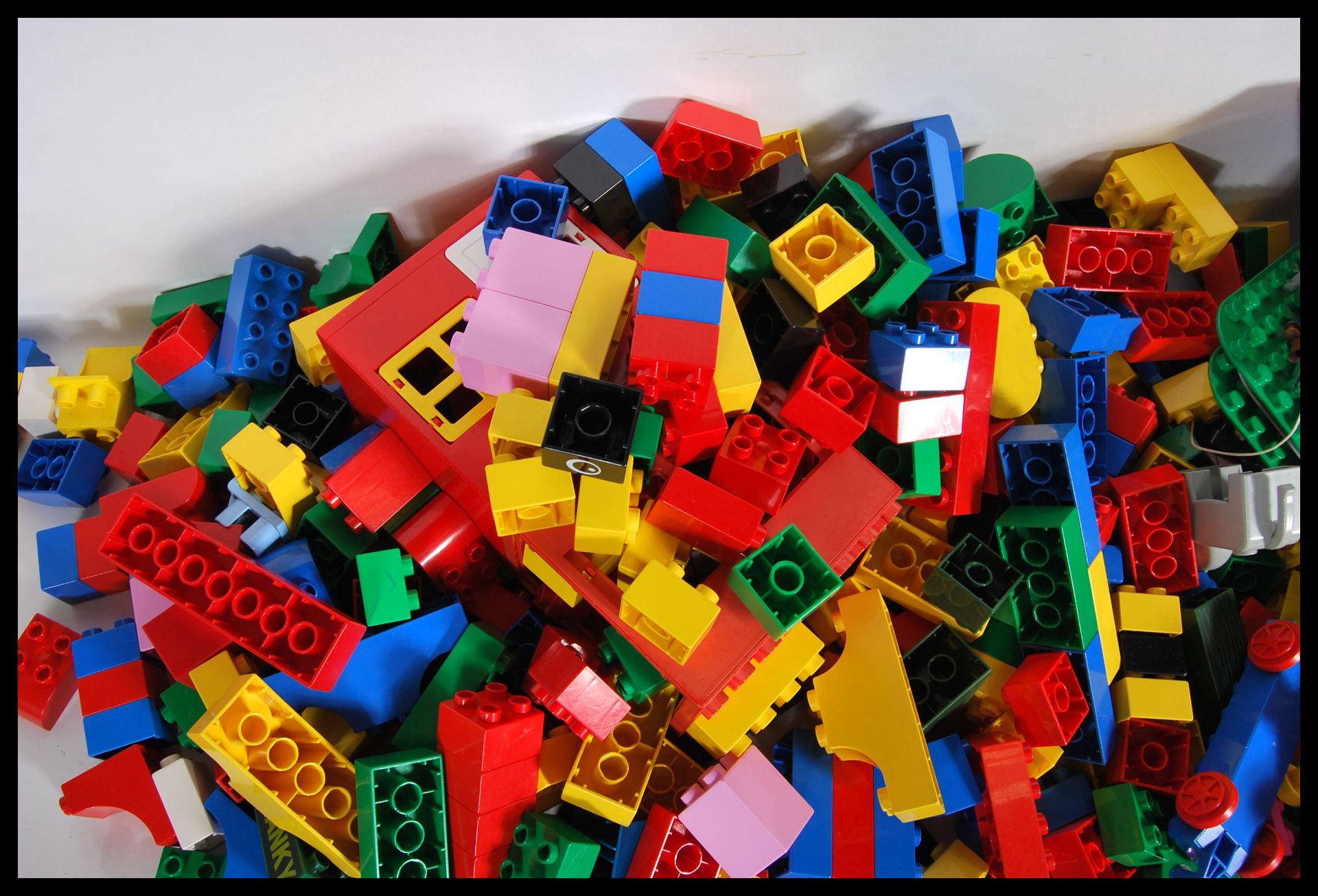A collection of retro Duplo lego style building lots together with building pads and figures. - Bild 8 aus 8